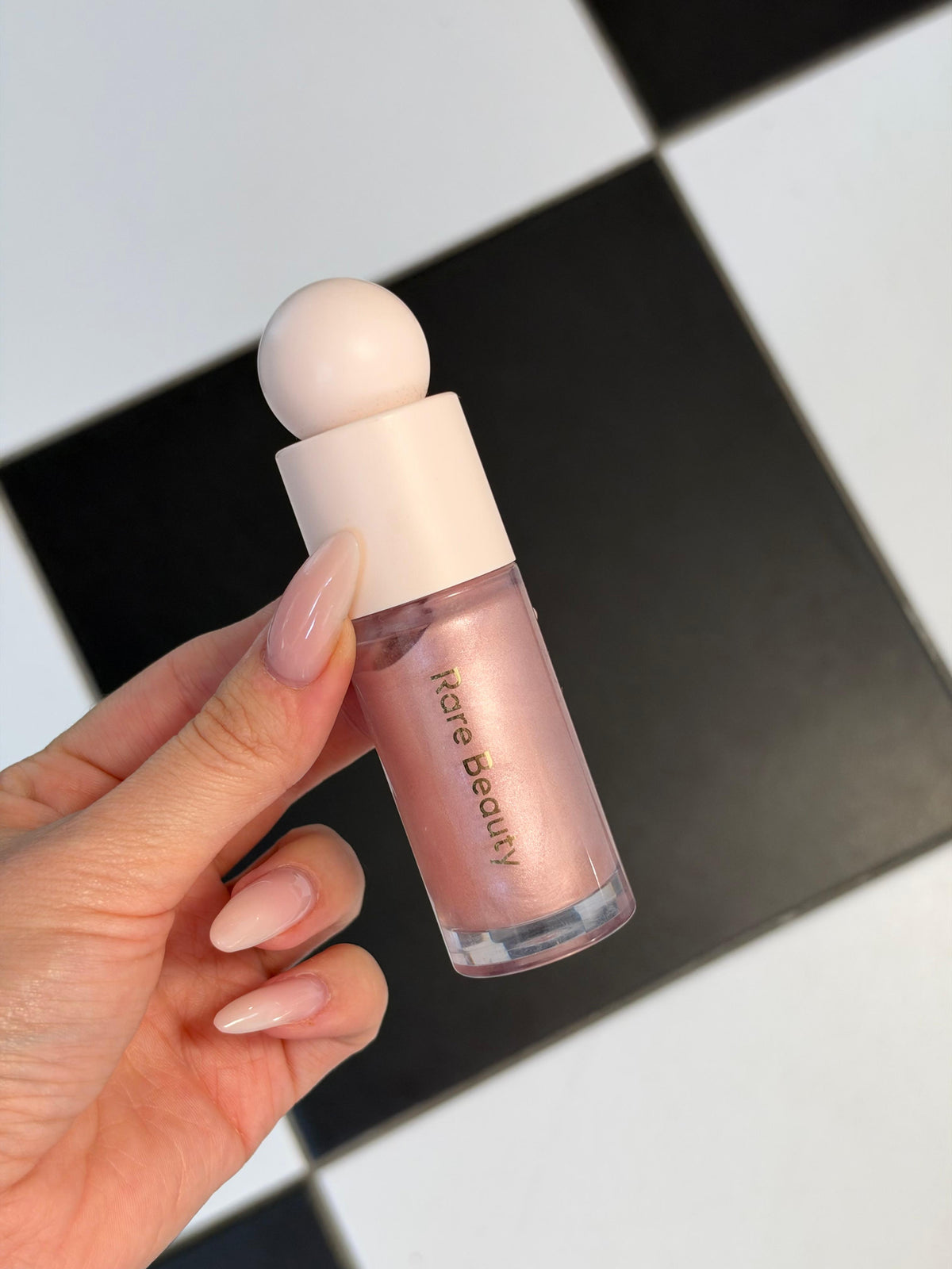 RARE BEAUTY Positive Light Liquid Luminizer - Enchant
