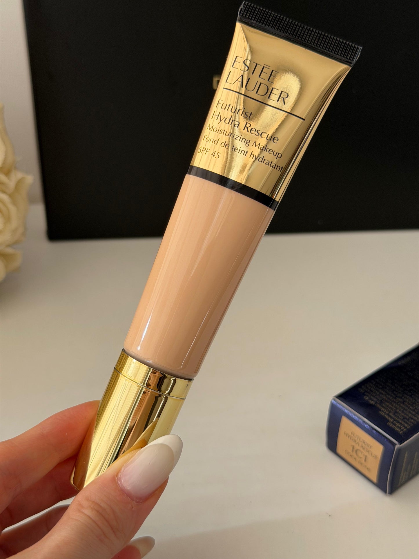 ESTEE LAUDER Futurist Hydra Rescue (1C1)
Moisturizing Foundation SPF45
