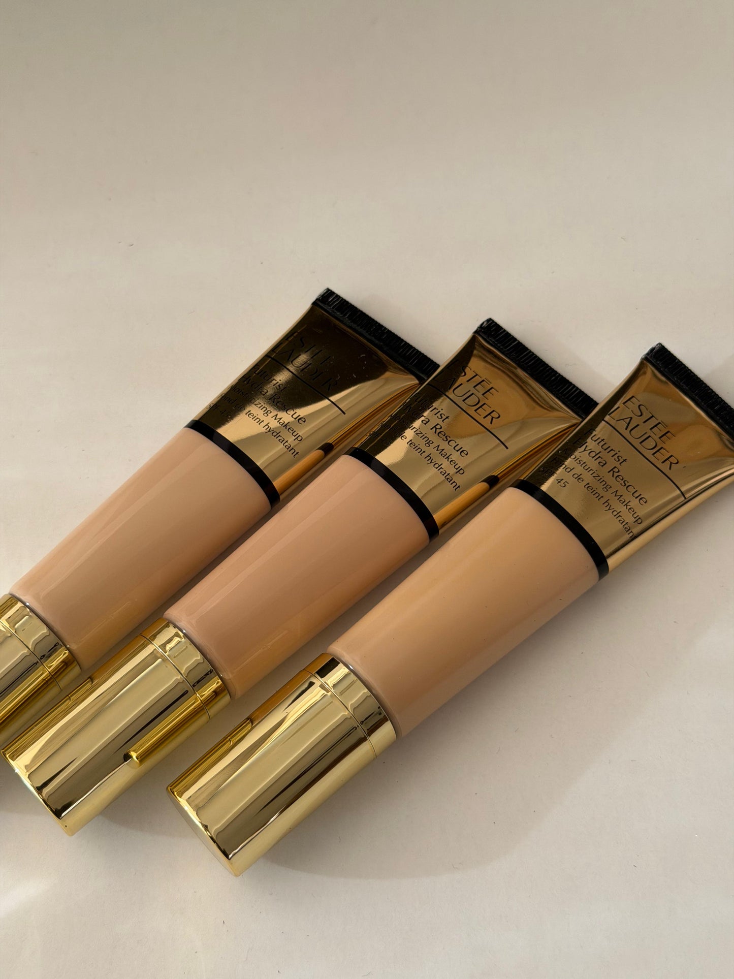 ESTEE LAUDER Futurist Hydra Rescue (1C1)
Moisturizing Foundation SPF45