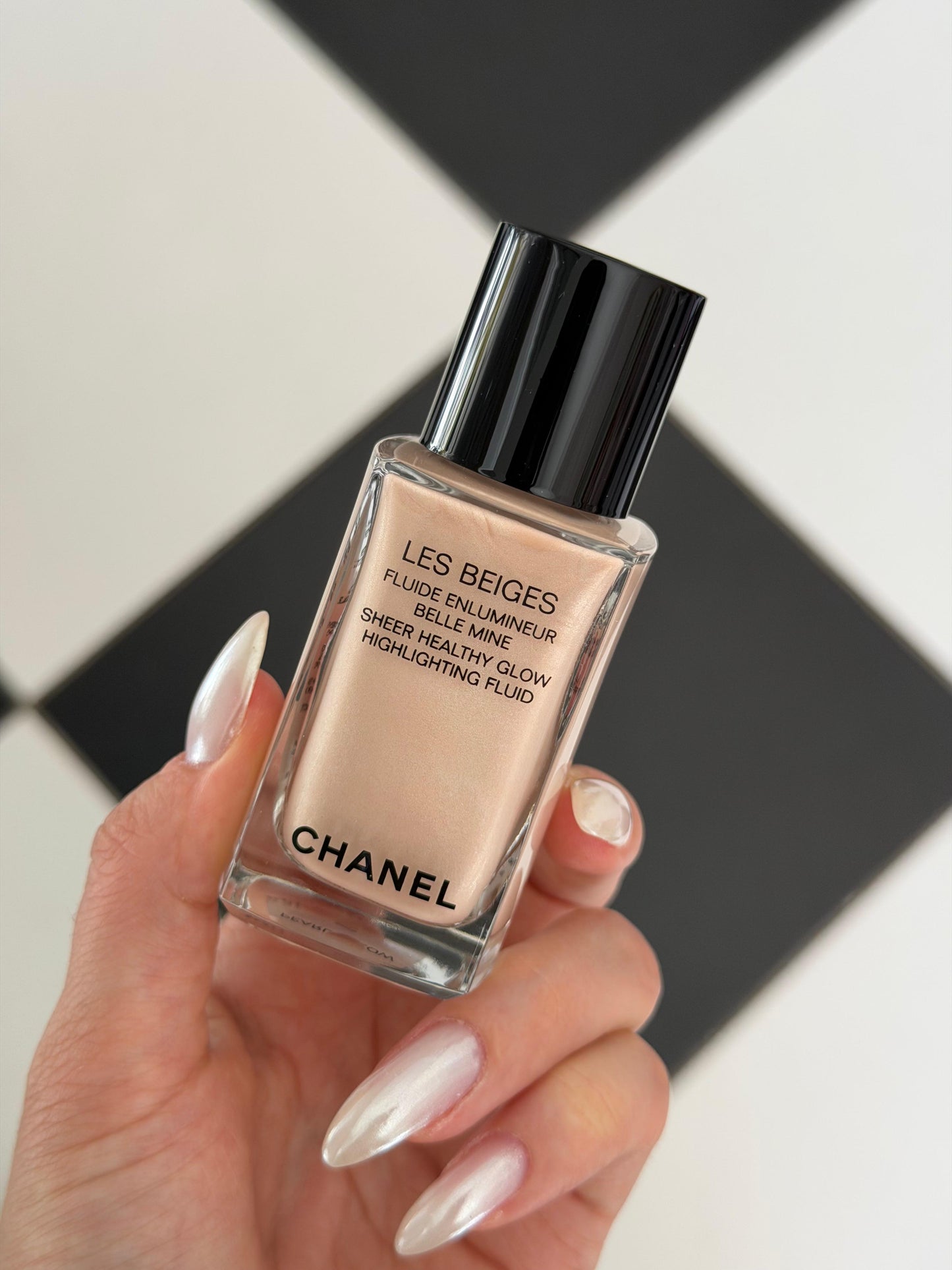 CHANEL Les Beiges - Pearly Glow
Sheer Healthy Glow Highlighting Fluid
