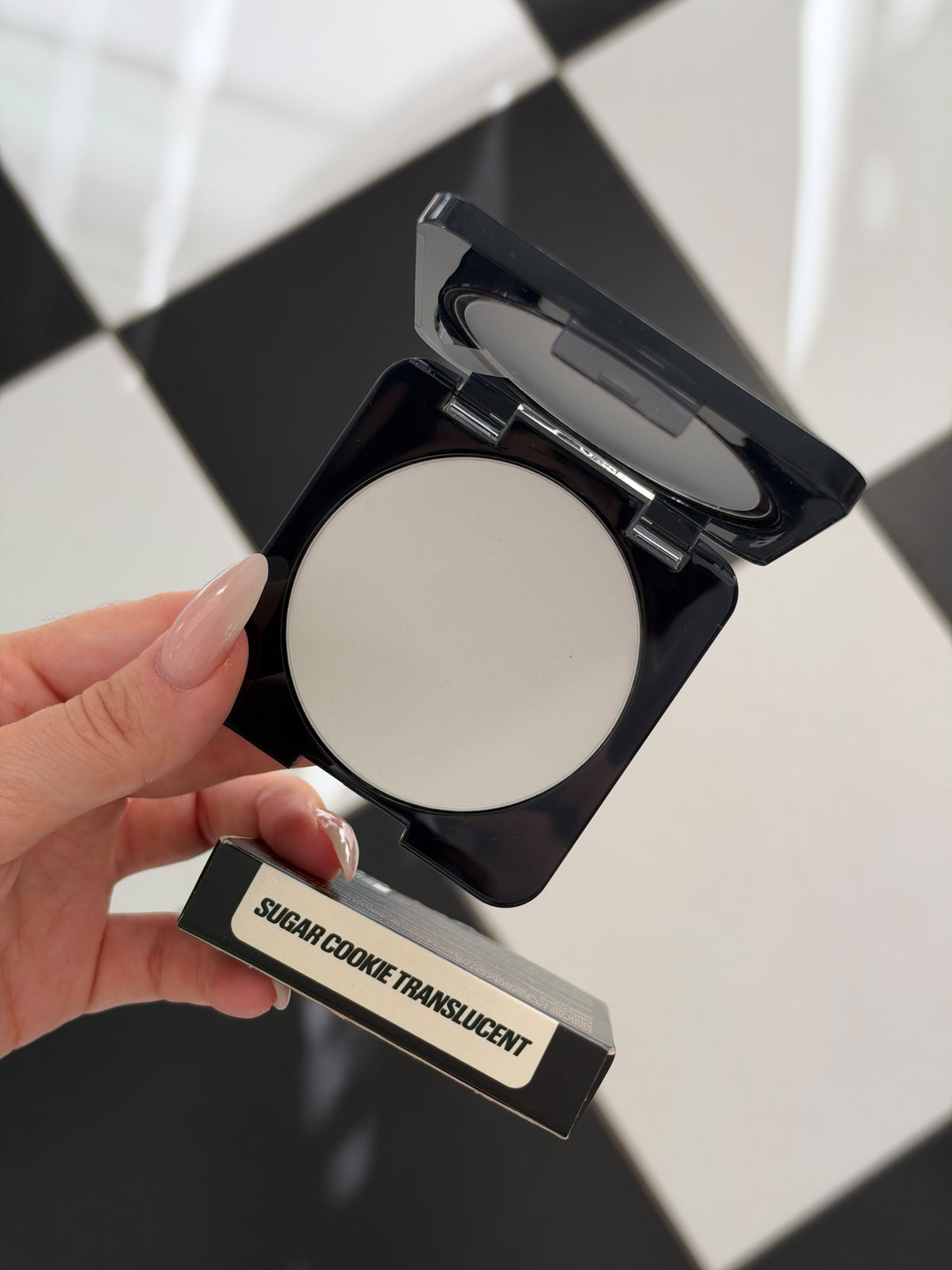 HUDA BEAUTY Easy Bake Airbrush Matte Pressed Powder - Sugar Cookie Translucent