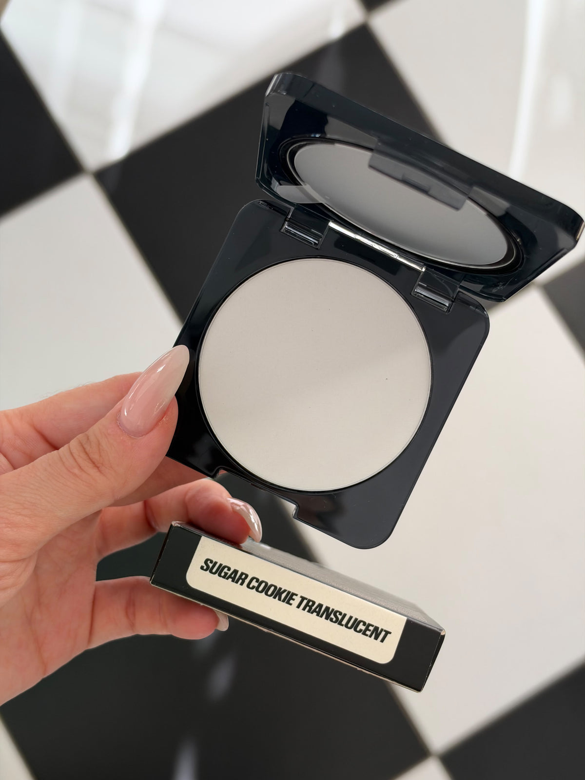 HUDA BEAUTY Easy Bake Airbrush Matte Pressed Powder - Sugar Cookie Translucent