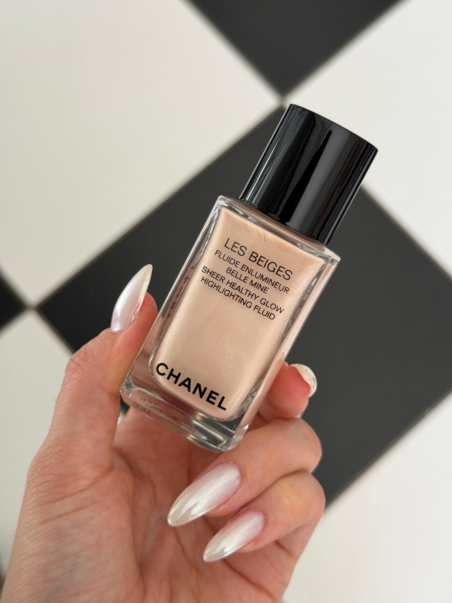 CHANEL Les Beiges - Pearly Glow
Sheer Healthy Glow Highlighting Fluid