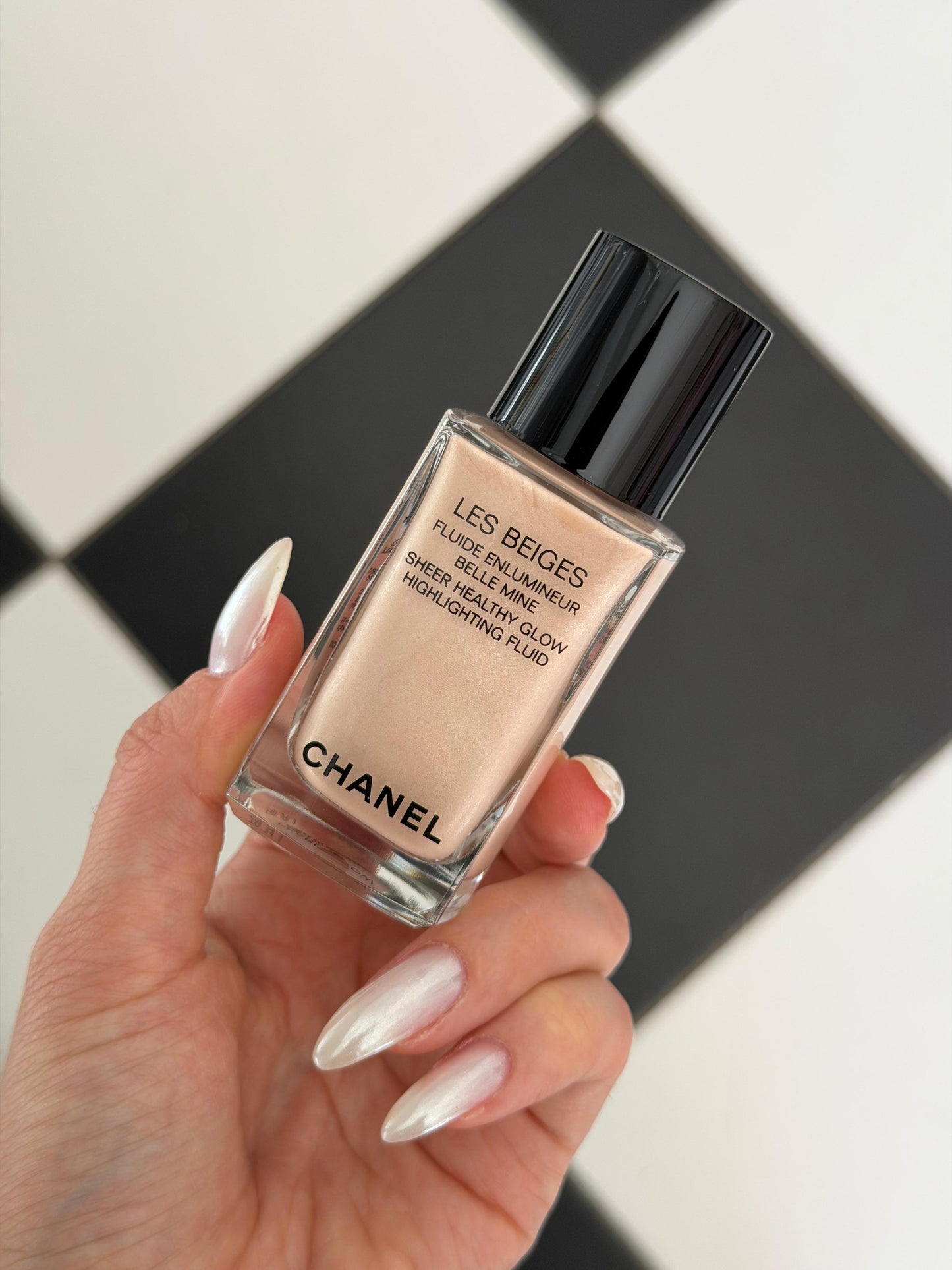 CHANEL Les Beiges - Pearly Glow
Sheer Healthy Glow Highlighting Fluid