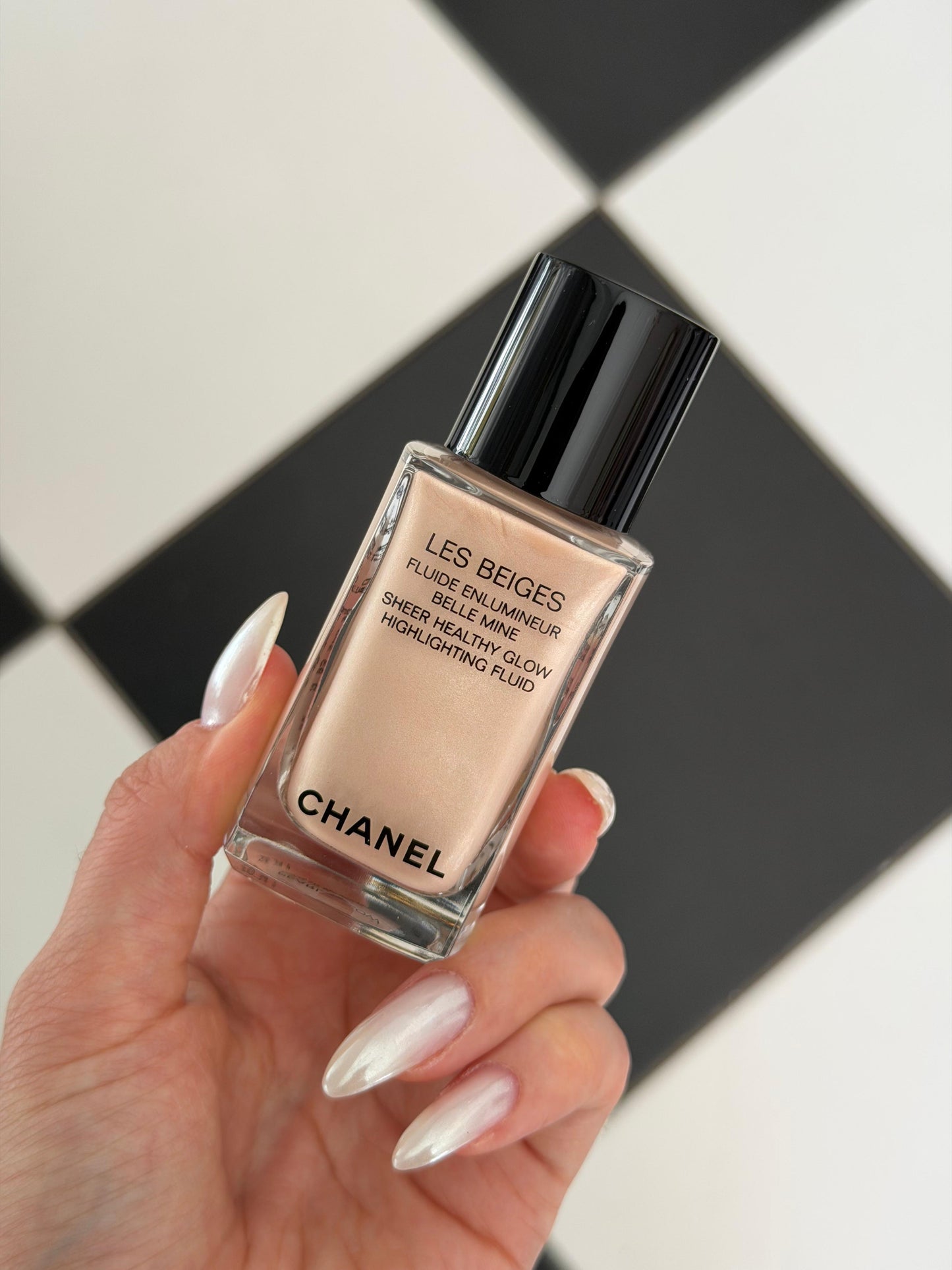 CHANEL Les Beiges - Pearly Glow
Sheer Healthy Glow Highlighting Fluid