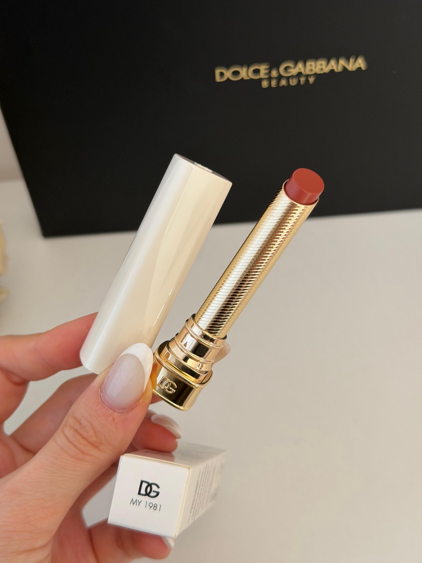 DOLCE&GABBANA My Juicy Sheer Lipstick - My 1981
Instant Shine & Hydration Lip Stylo