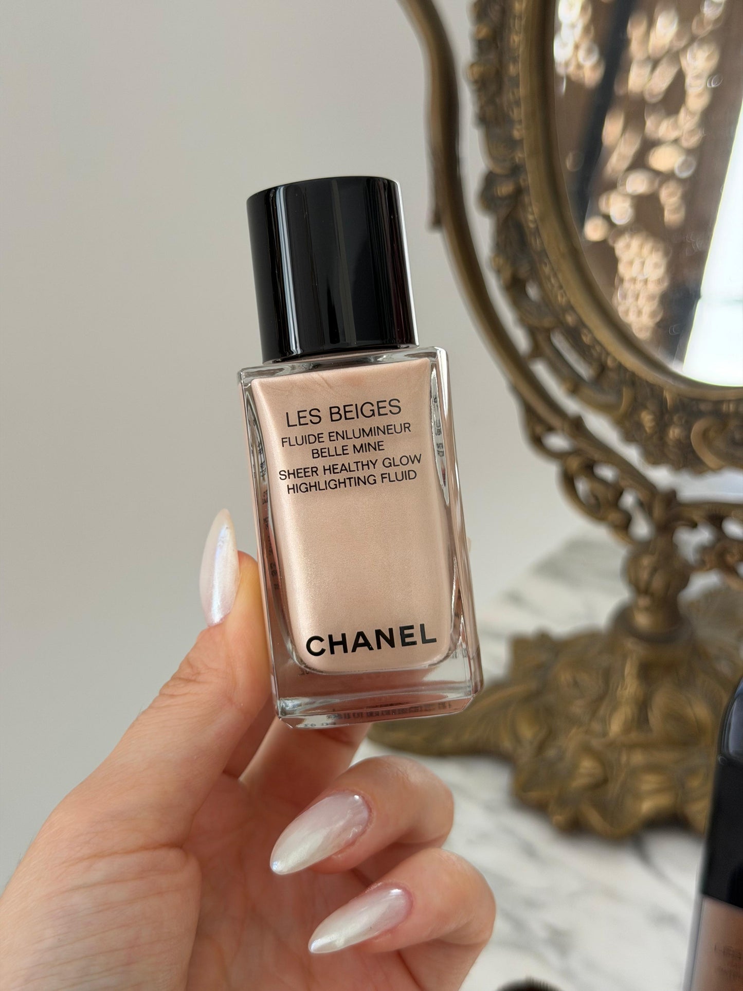 CHANEL Les Beiges - Pearly Glow
Sheer Healthy Glow Highlighting Fluid