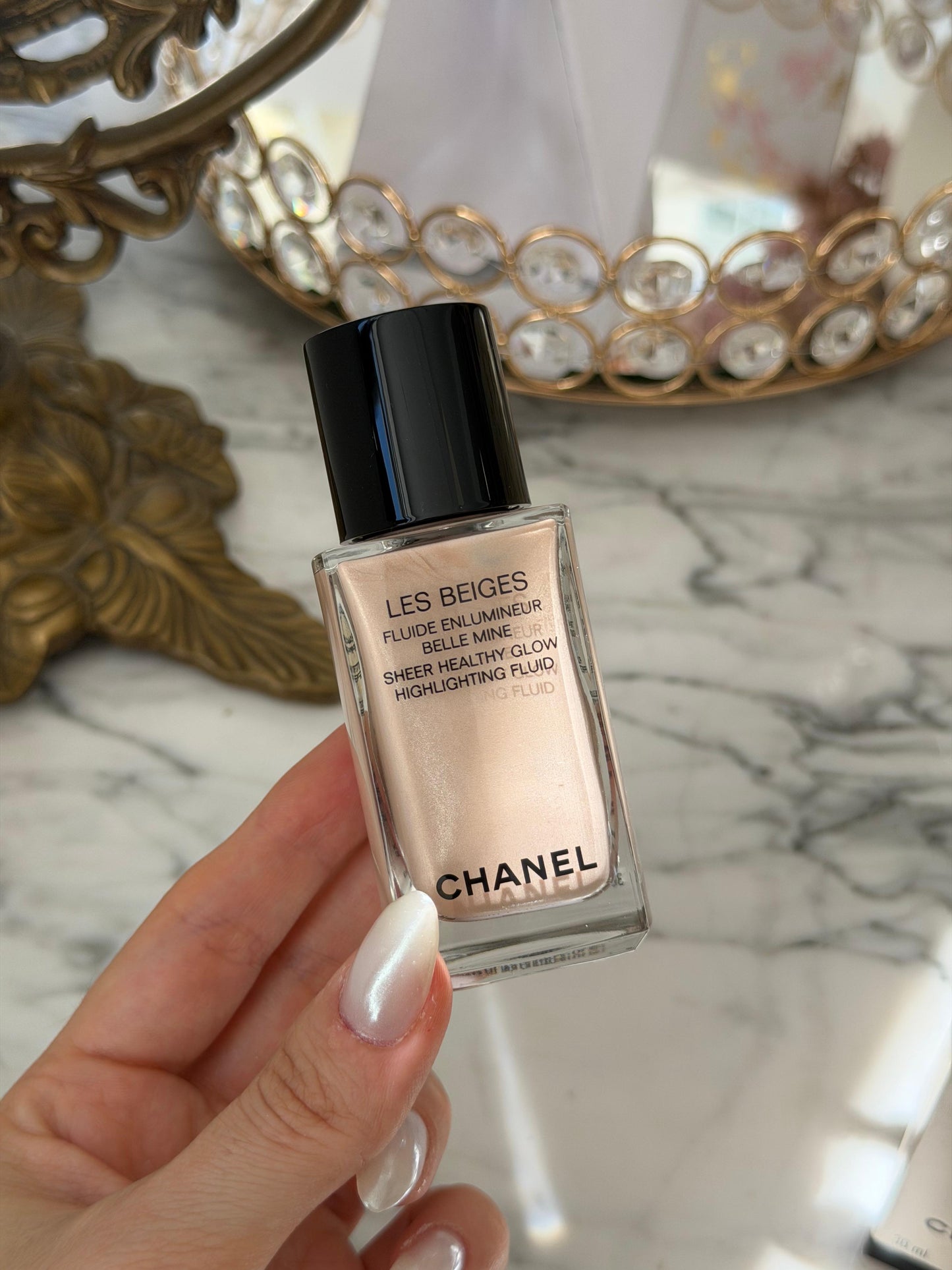 CHANEL Les Beiges - Pearly Glow
Sheer Healthy Glow Highlighting Fluid
