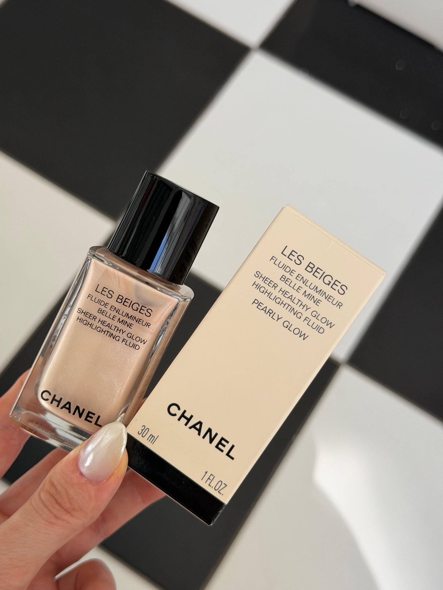 CHANEL Les Beiges - Pearly Glow
Sheer Healthy Glow Highlighting Fluid