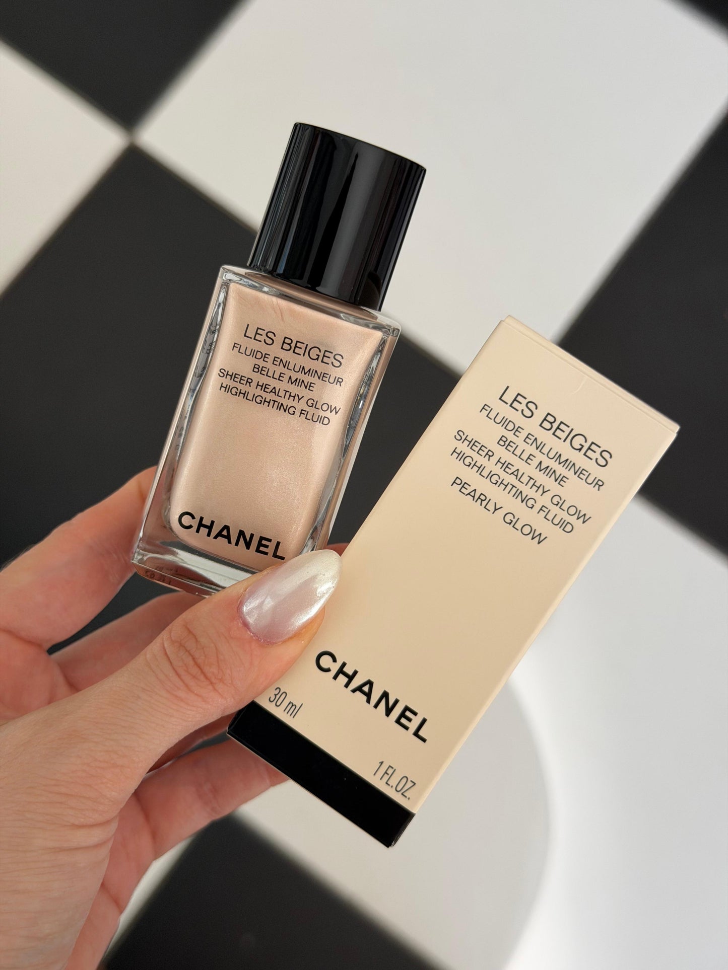 CHANEL Les Beiges - Pearly Glow
Sheer Healthy Glow Highlighting Fluid