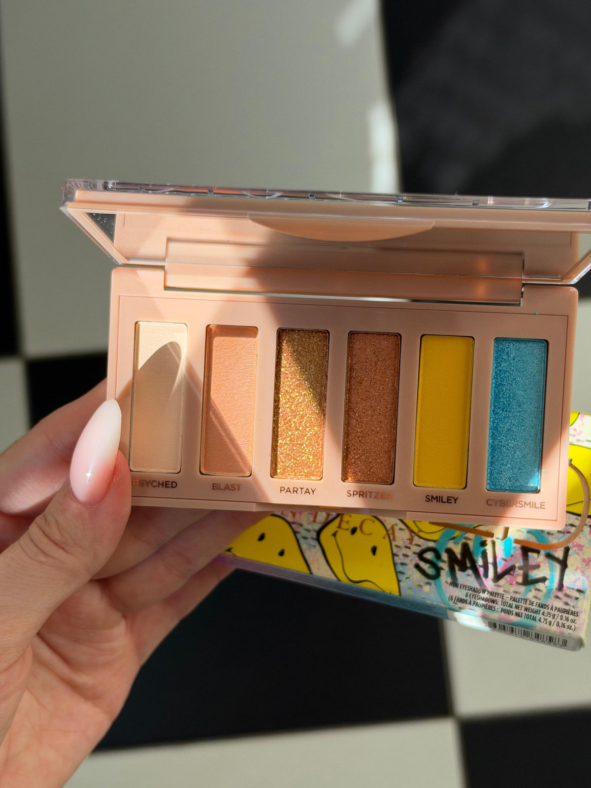 URBAN DECAY Naked Mucho Happy Mini Eyeshadow Palette - Smiley