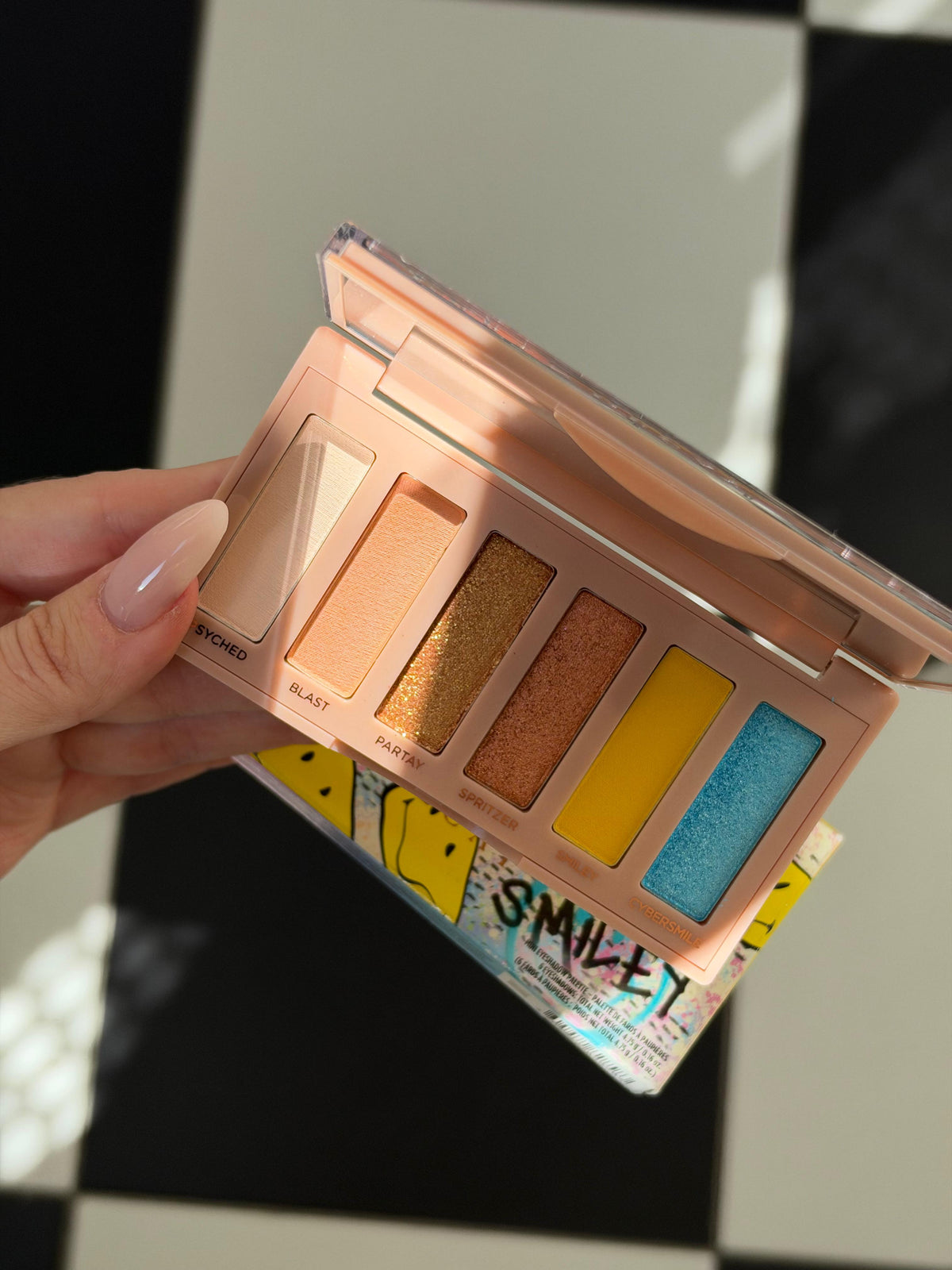 URBAN DECAY Naked Mucho Happy Mini Eyeshadow Palette - Smiley