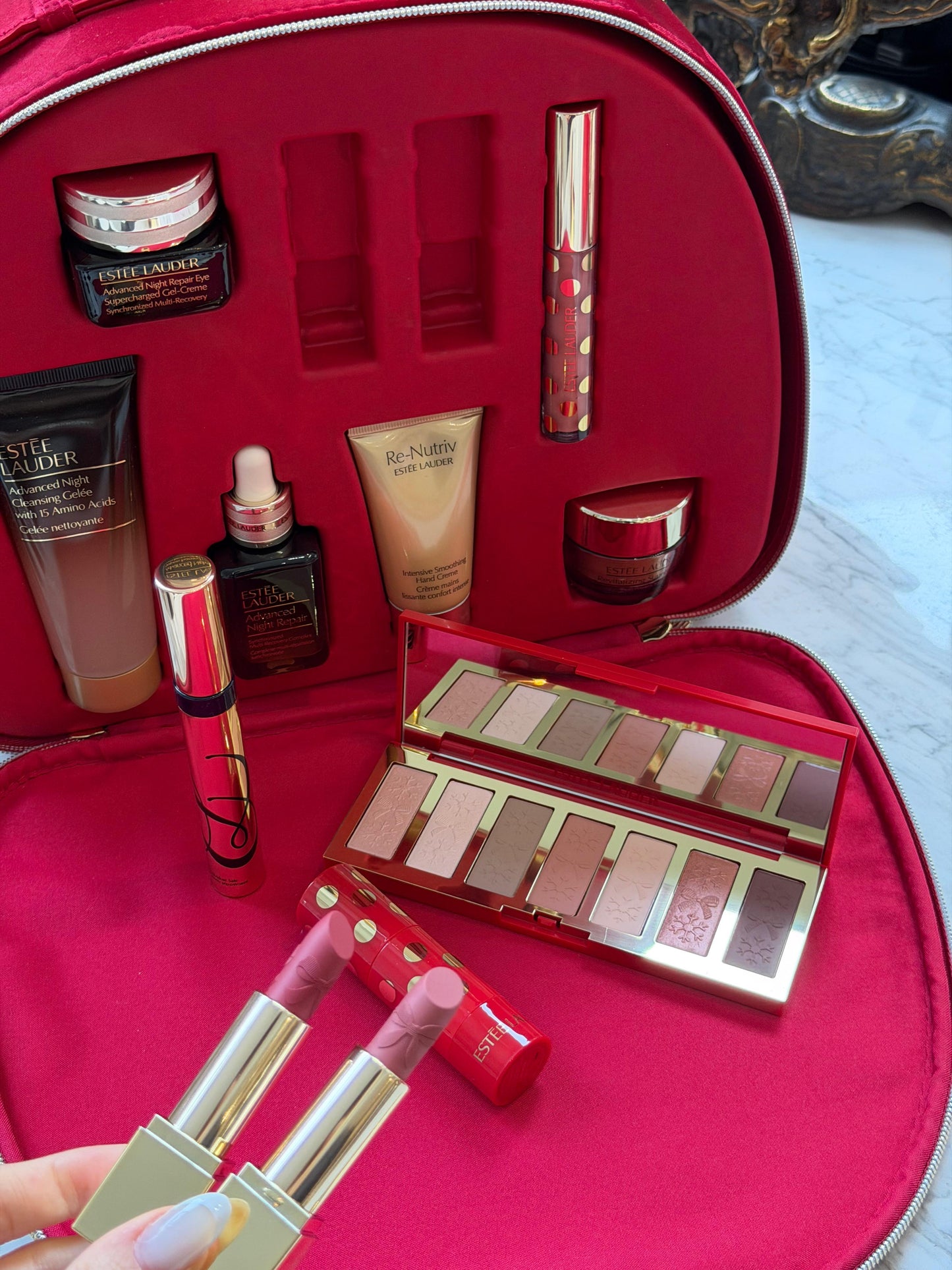 ESTEE LAUDER Complete Gift Set (11 Beauty Favorites Including 5 Full Sizes + More)