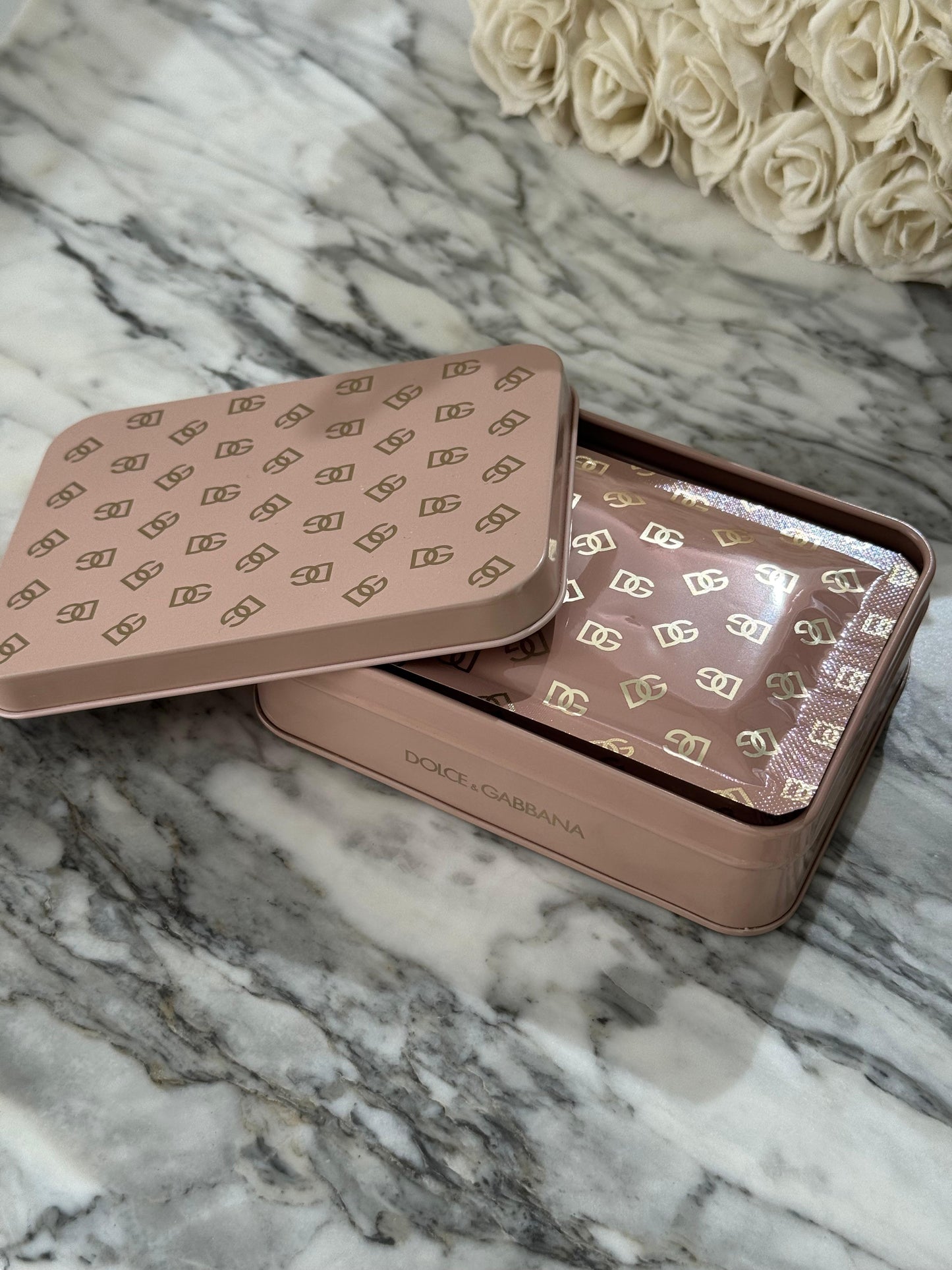 DOLCE&GABBANA No-Puff Caffeine Eye Patches
Depuffing & Brightening Eye Gel Pads