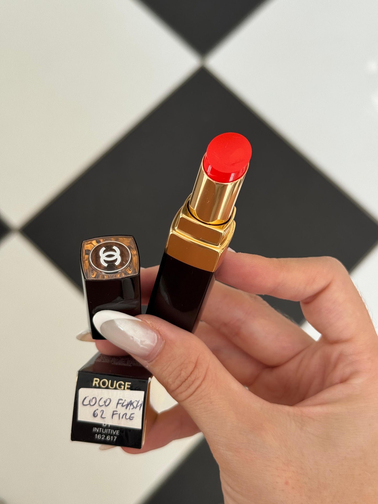 CHANEL Rouge Coco Flash (62)
Hydrating Vibrant Shine Lipstick