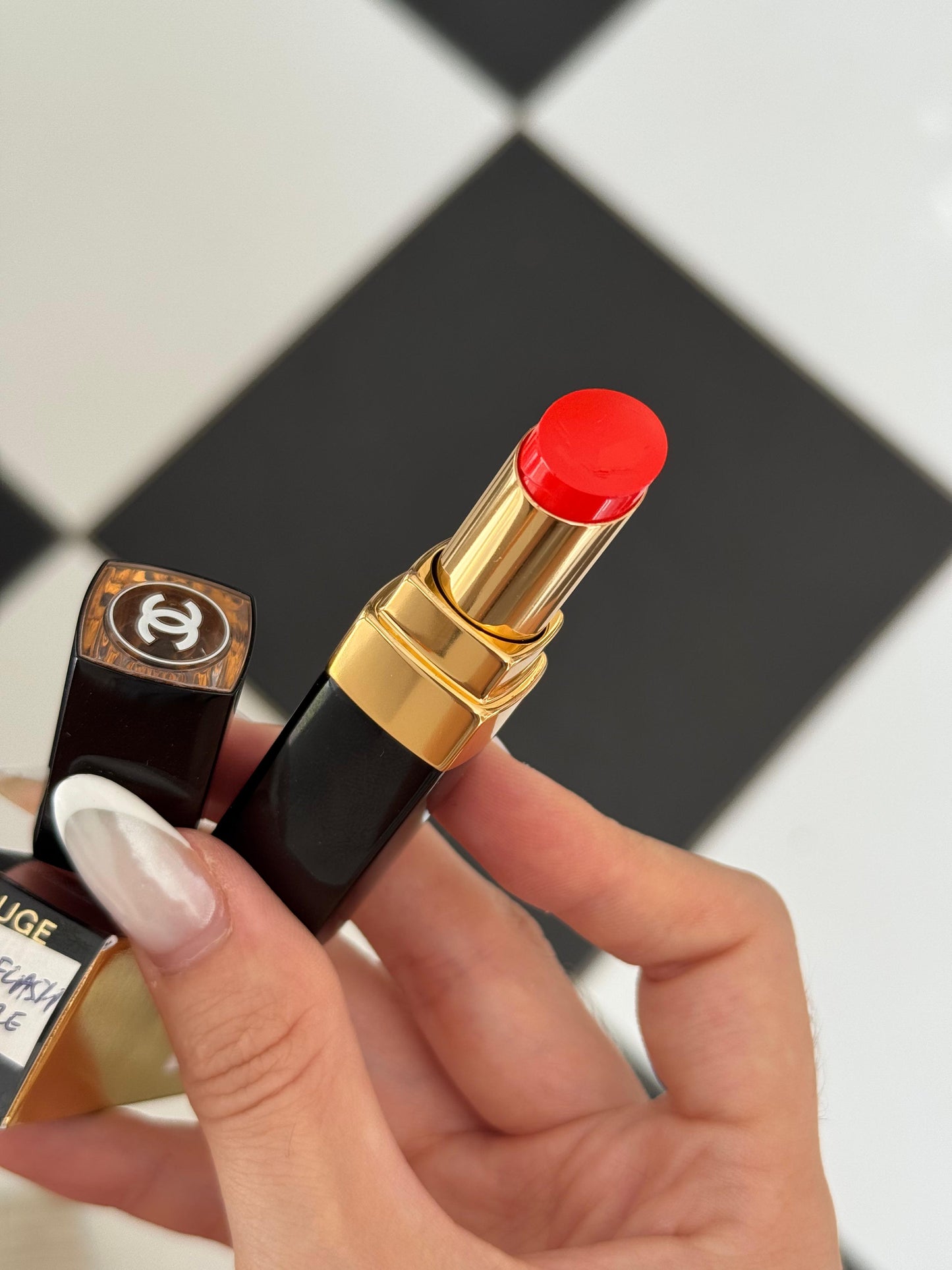 CHANEL Rouge Coco Flash (62)
Hydrating Vibrant Shine Lipstick