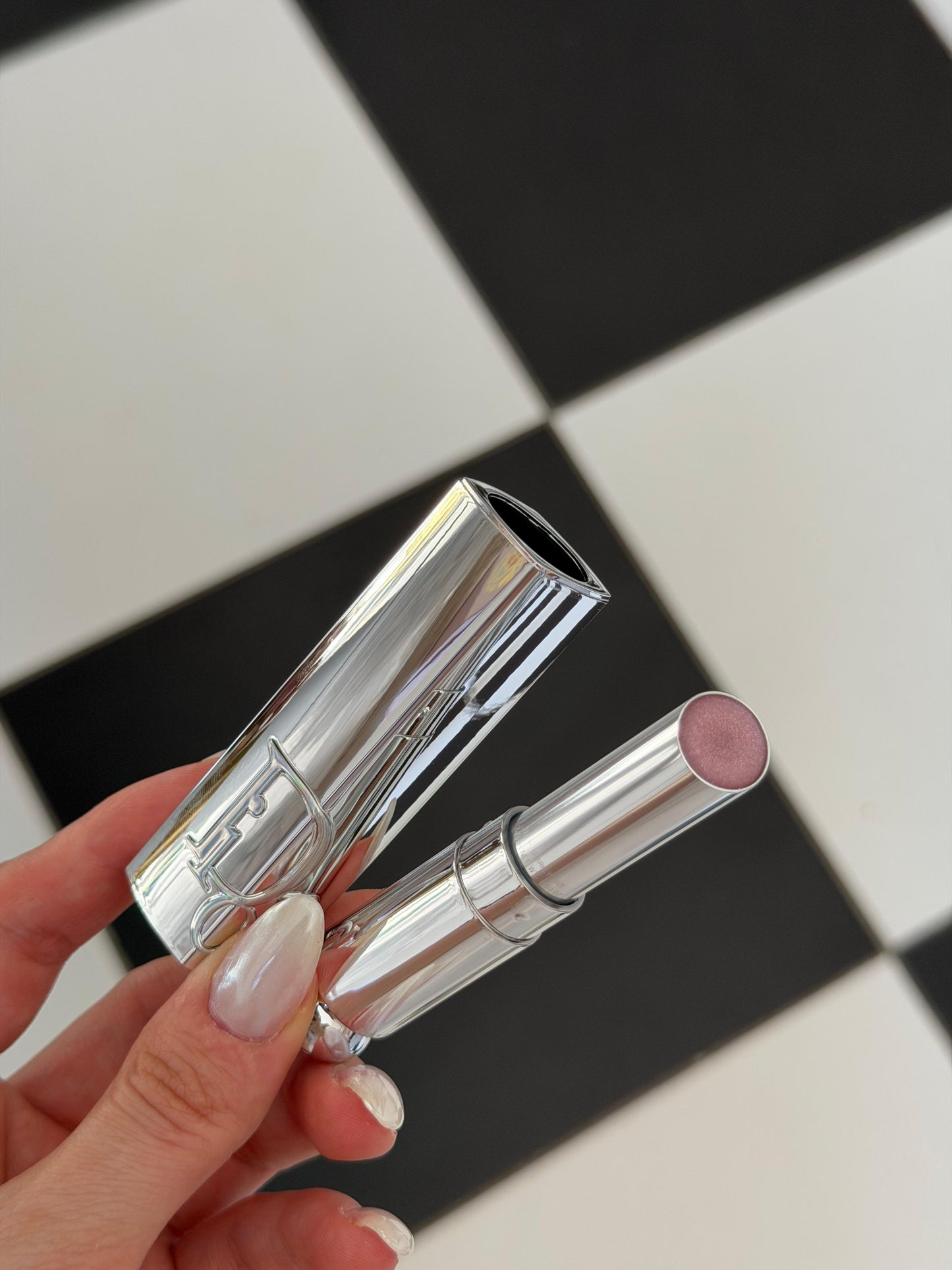 DIOR Addict Glass Lipstick (194)
Ultra-Shine and Hydrating Lip Gloss Stick