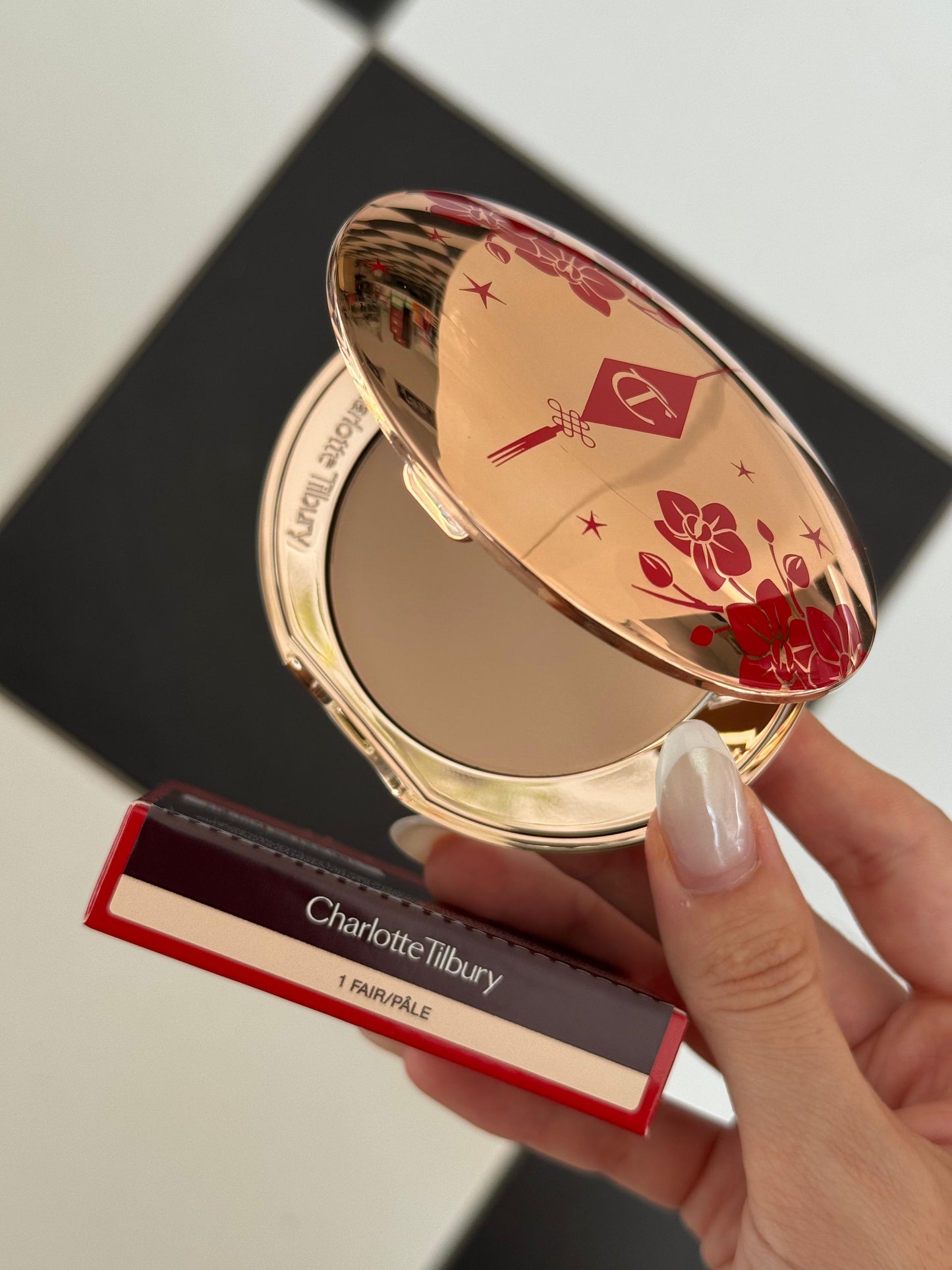 CHARLOTTE TILBURY Airbrush Flawless Finish (1)
Complexion Perfecting Micro Powder