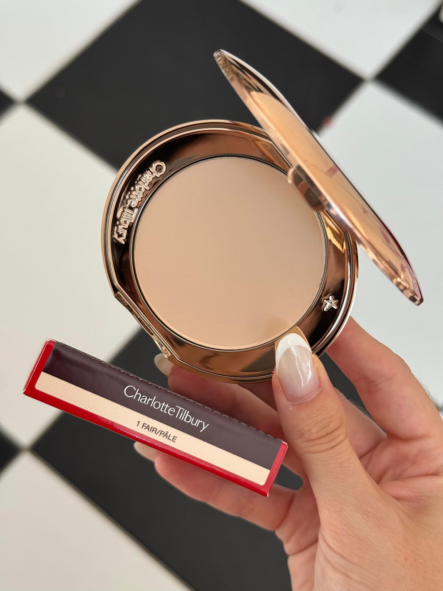 CHARLOTTE TILBURY Airbrush Flawless Finish (1)
Complexion Perfecting Micro Powder