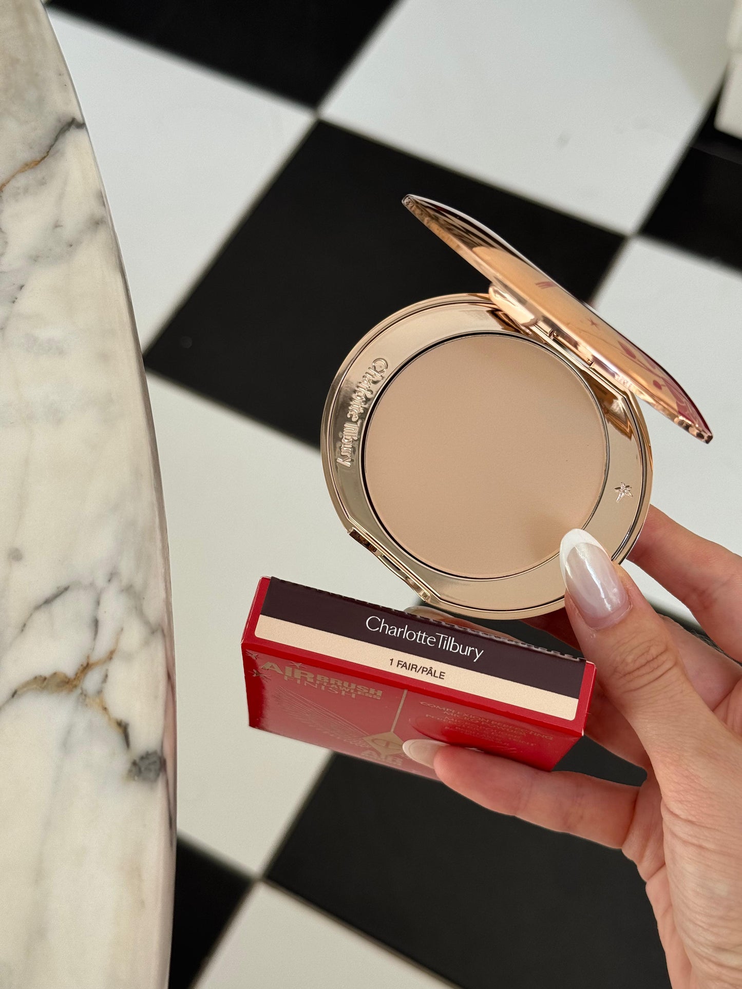 CHARLOTTE TILBURY Airbrush Flawless Finish (1)
Complexion Perfecting Micro Powder