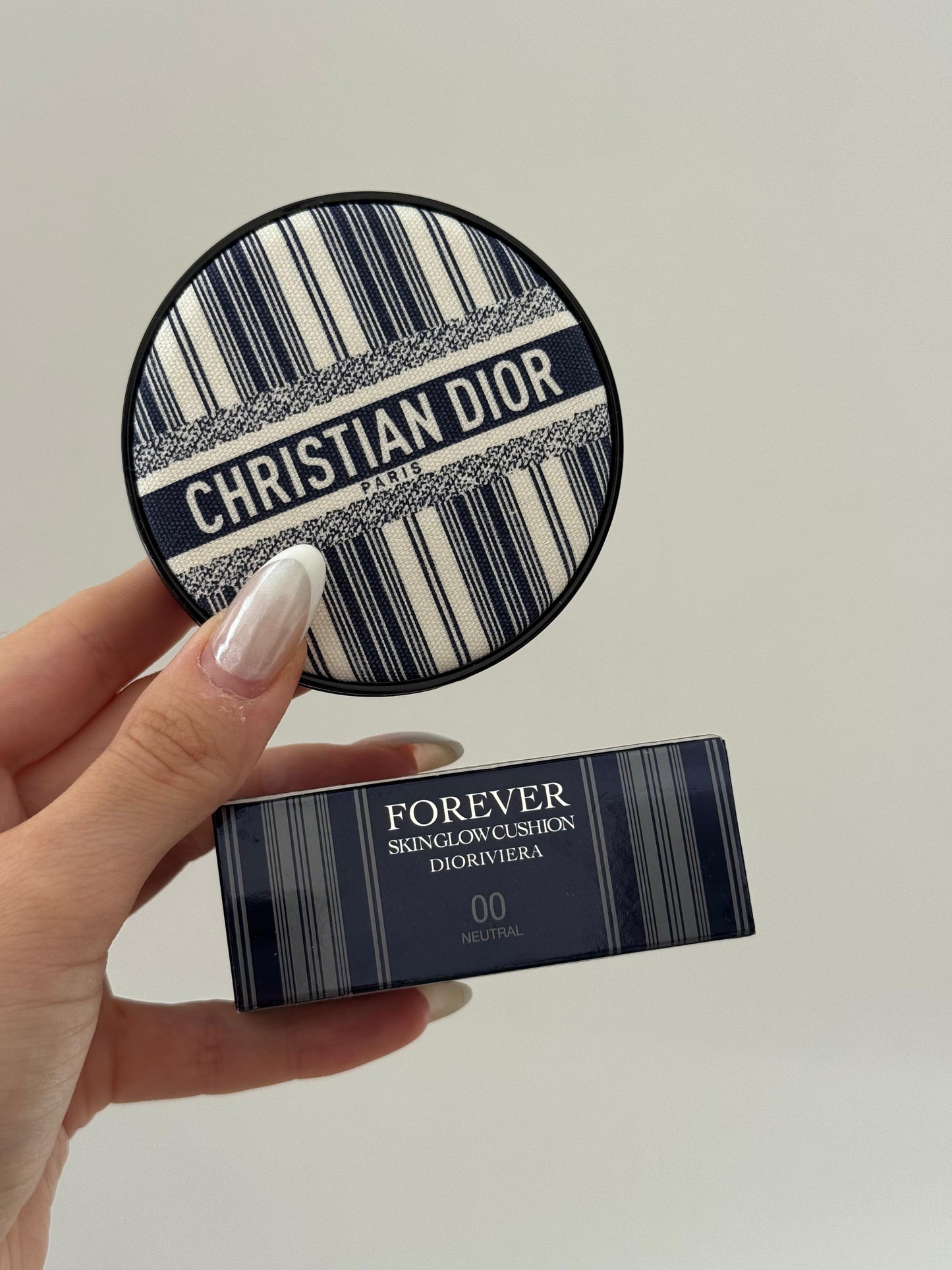 DIOR Forever Skinglow Cushion 00 Neutral - Dioriviera Limited Edition
24h Wear Foundation - Hydrating - Luminous Matte and Glow Finishes