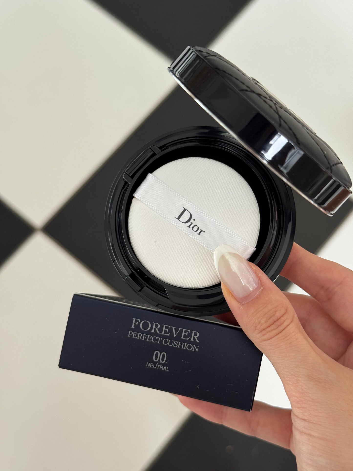 DIOR Forever Skinglow Cushion 00 Neutral - Dioriviera Limited Edition
24h Wear Foundation - Hydrating - Luminous Matte and Glow Finishes