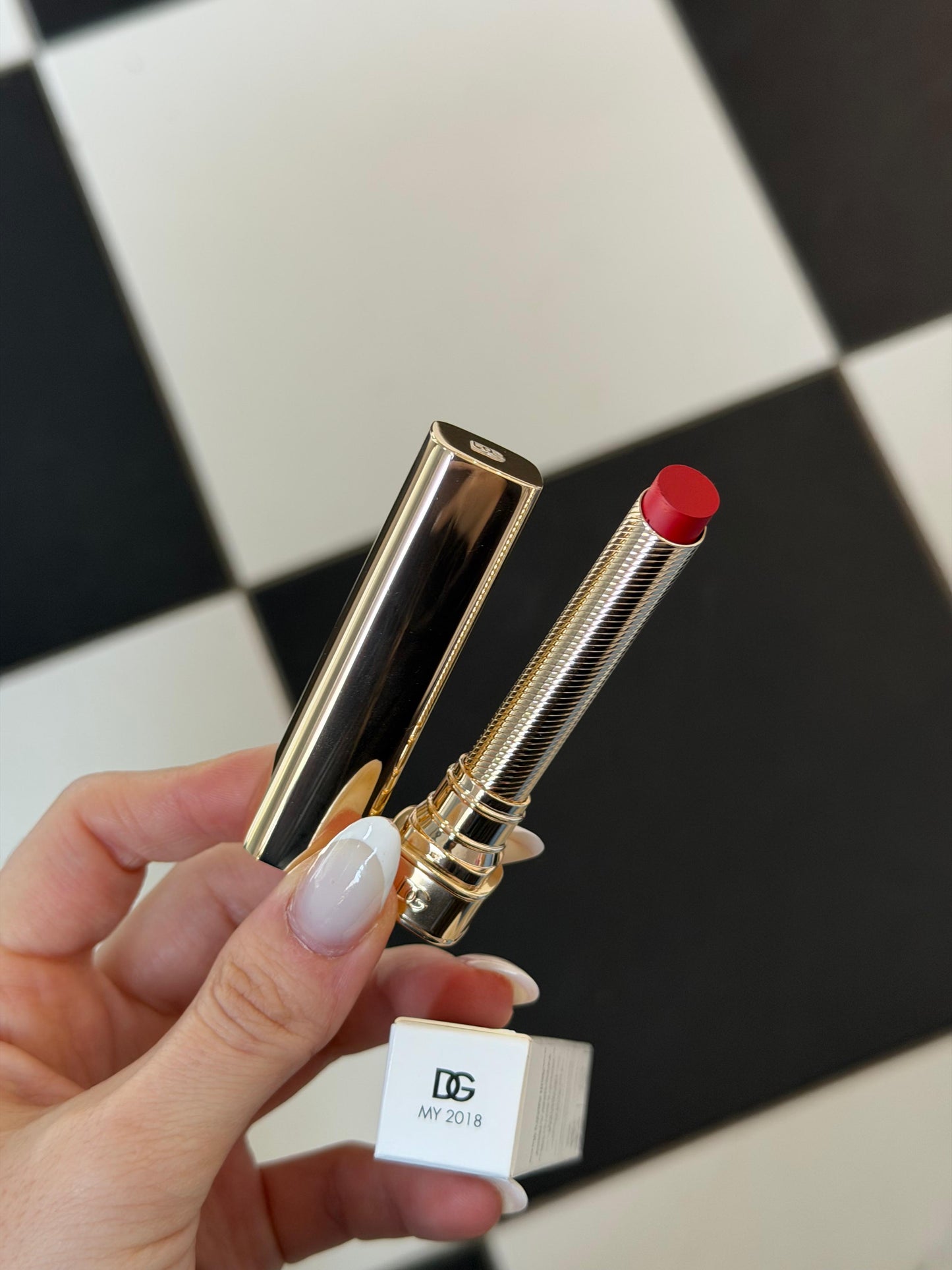 DOLCE&GABBANA My Sculpt Satin
Lasting Color & Hydration Lipstick Stylo - MY 2018