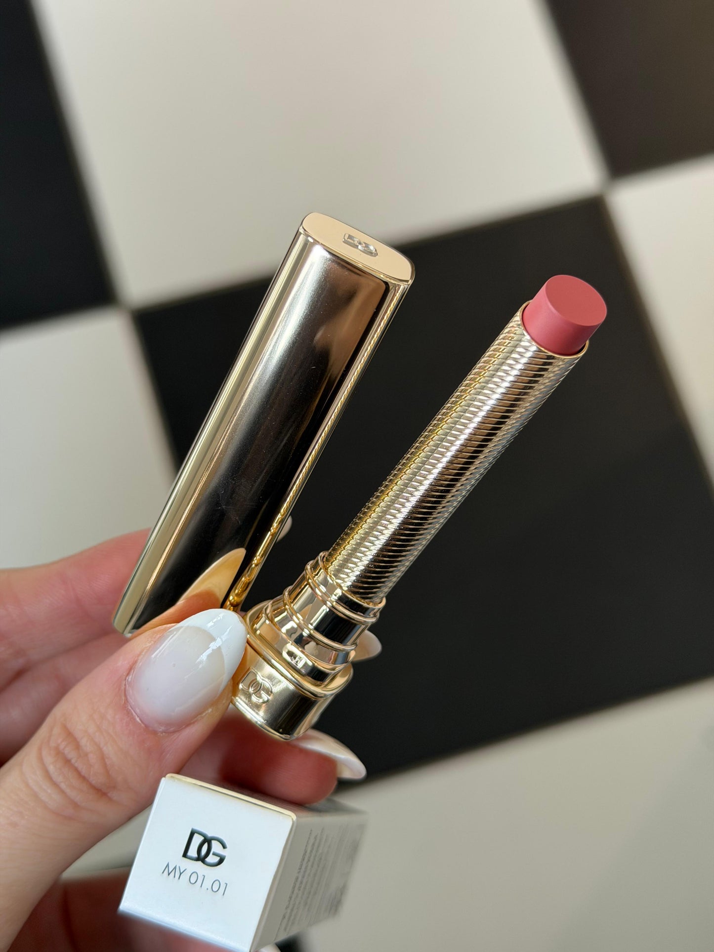 DOLCE&GABBANA My Sculpt Satin
Lasting Color & Hydration Lipstick Stylo - MY 01.01