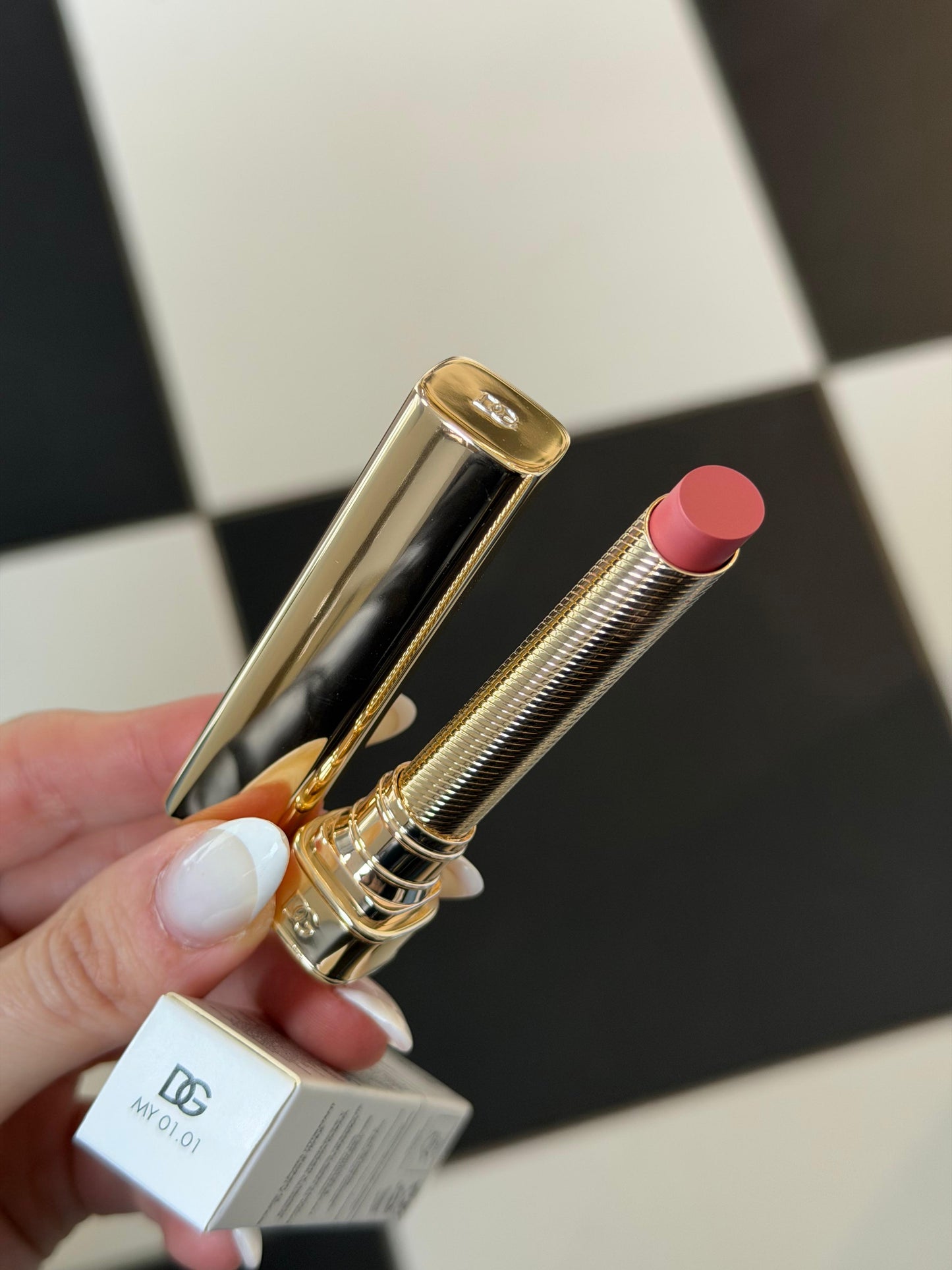 DOLCE&GABBANA My Sculpt Satin
Lasting Color & Hydration Lipstick Stylo - MY 01.01