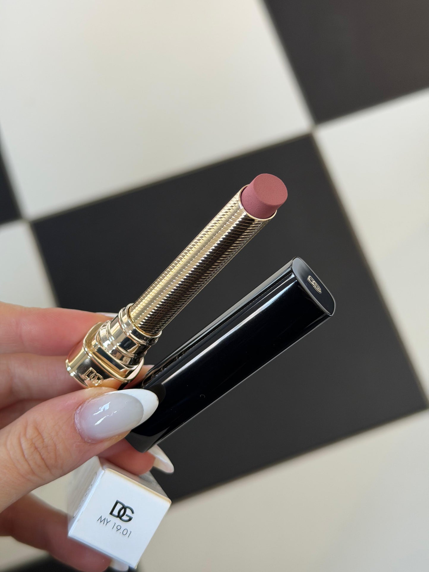 DOLCE&GABBANA My Comfy Matte Lipstick - My 19.01
Instant Rich Color & Hydration Lip Stylo
