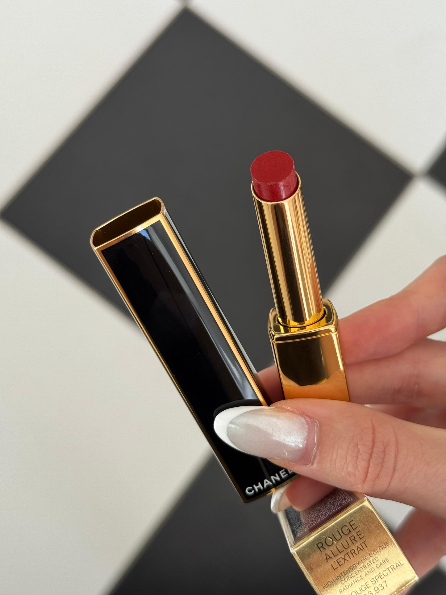 CHANEL Rouge Allure L’Extrait
High-Intensity Lipstick (937) - Concentrated Radiance and Care