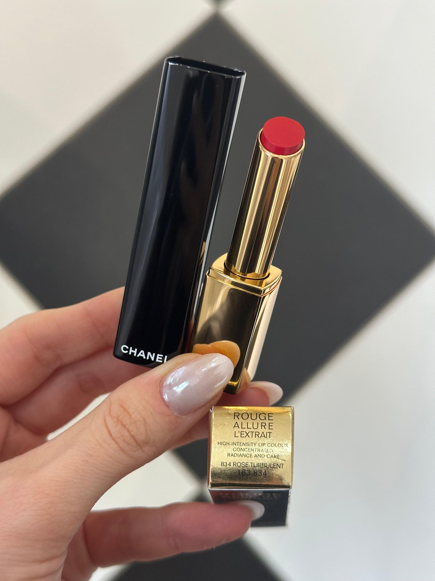 CHANEL Rouge Allure L’Extrait
High-Intensity Lipstick (834) - Concentrated Radiance and Care