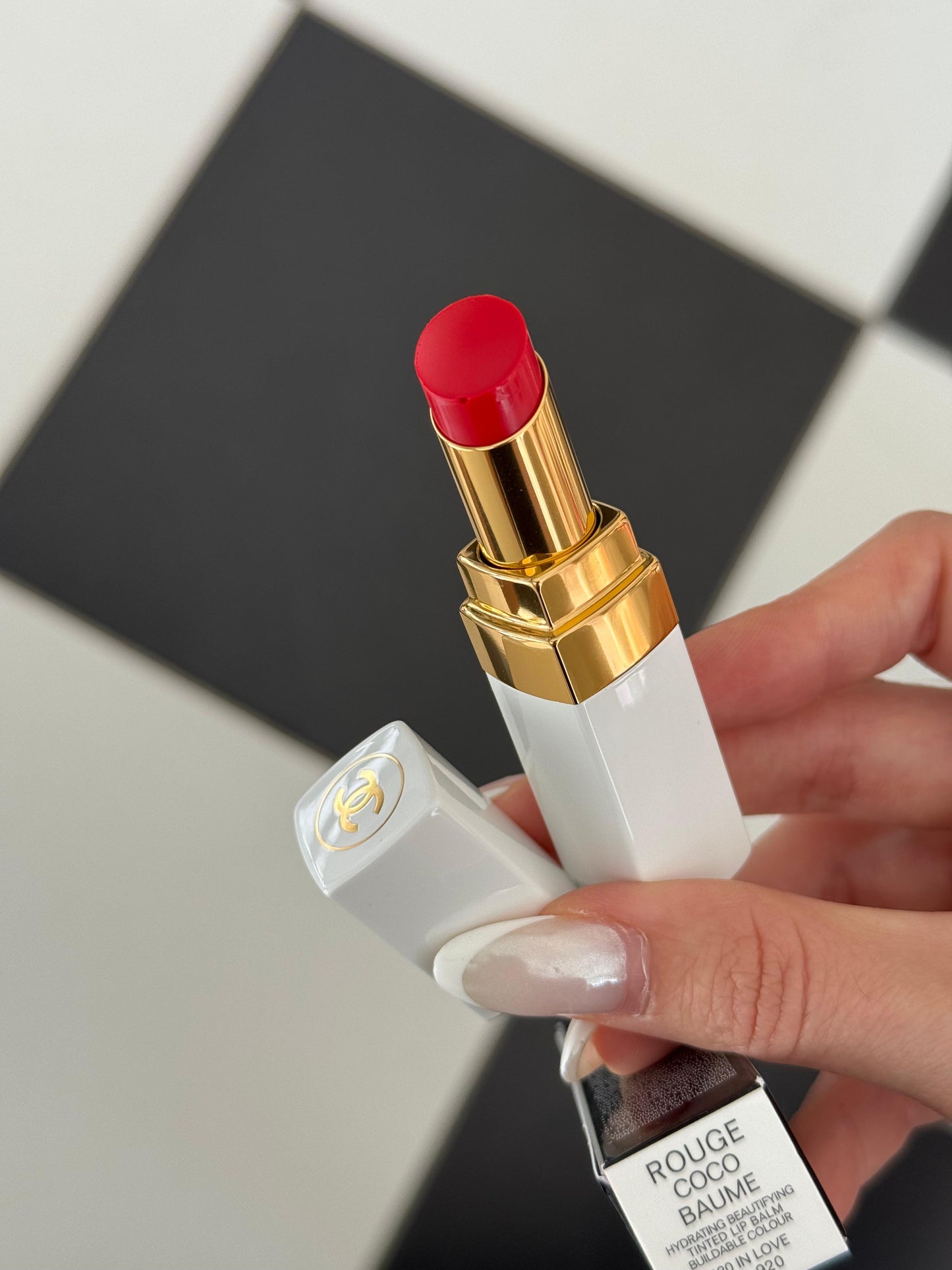 CHANEL Coco Baume Satin (920)
Hydrating Beautifying Tinted Lip Balm – Buildable Colour