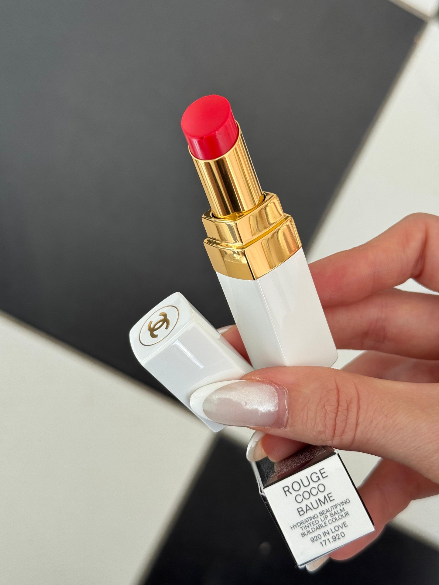 CHANEL Coco Baume Satin (920)
Hydrating Beautifying Tinted Lip Balm – Buildable Colour