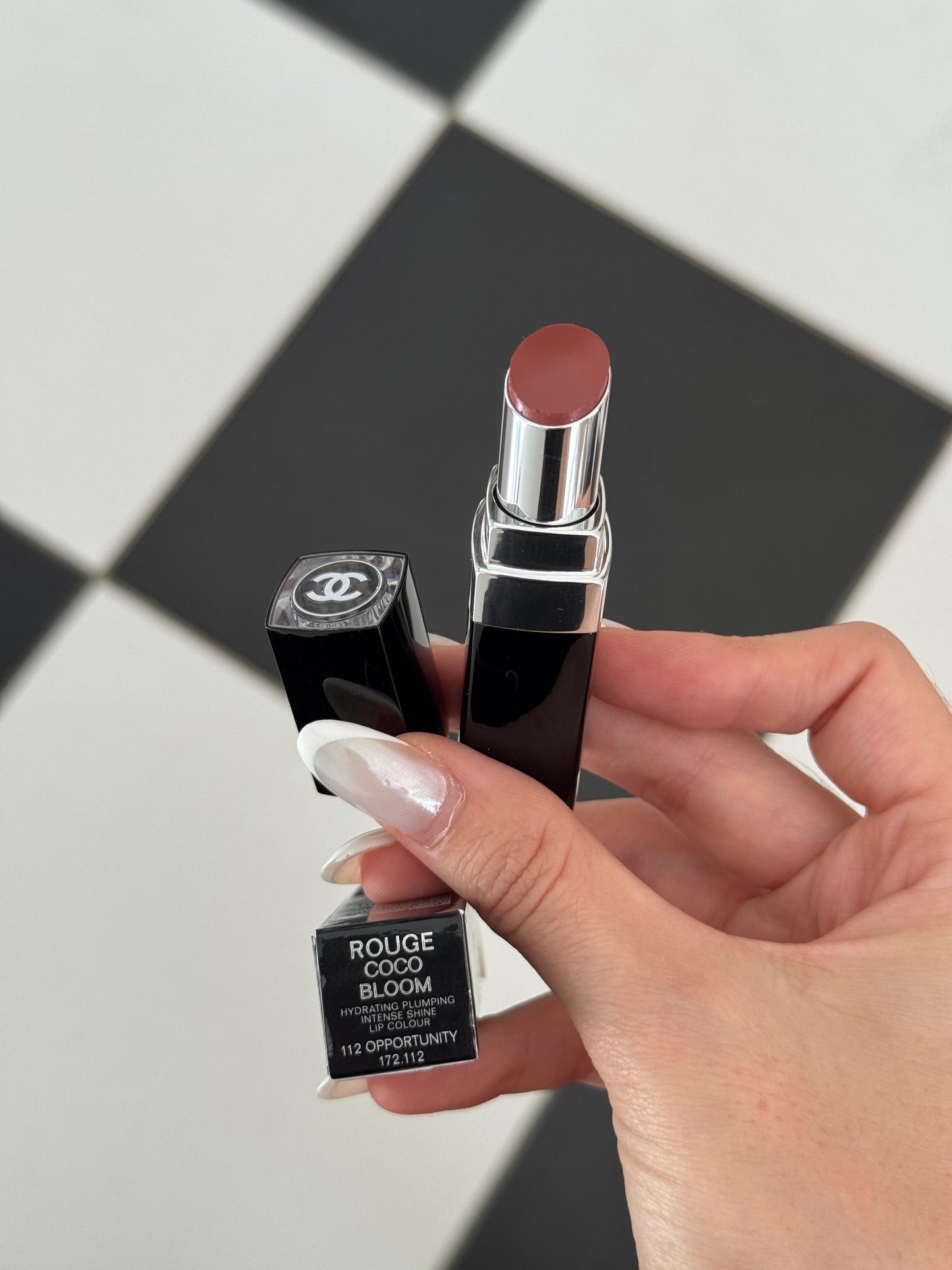 CHANEL Rouge Coco Bloom (112)
Hydrating Plumping Intense Shine Lipstick