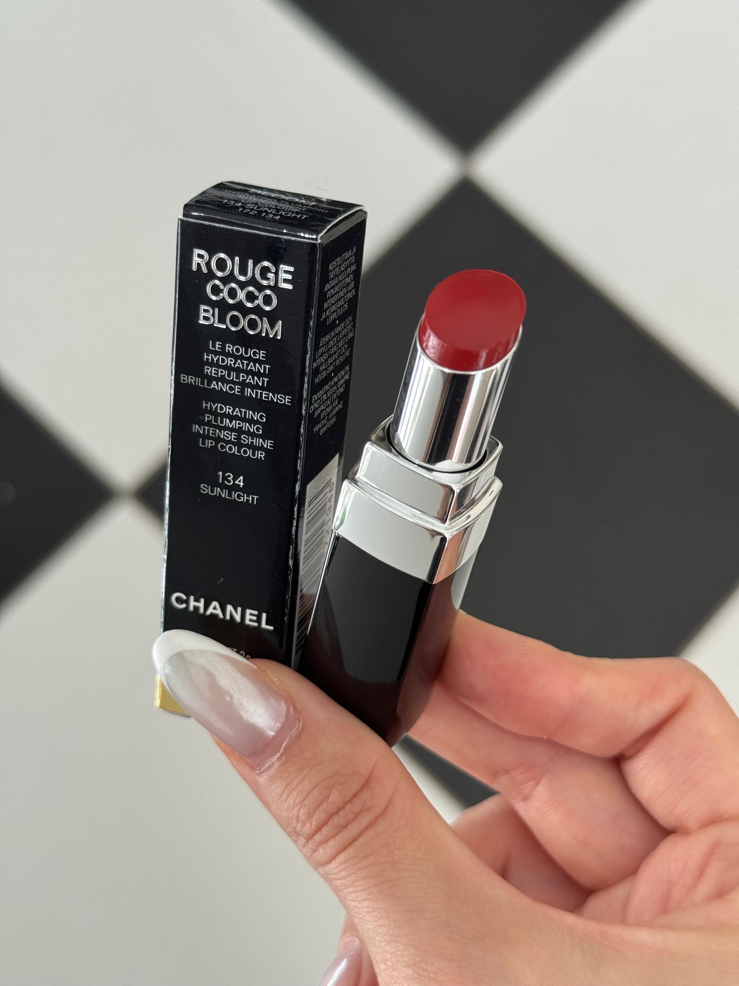 CHANEL Rouge Coco Bloom (134)
Hydrating Plumping Intense Shine Lipstick
