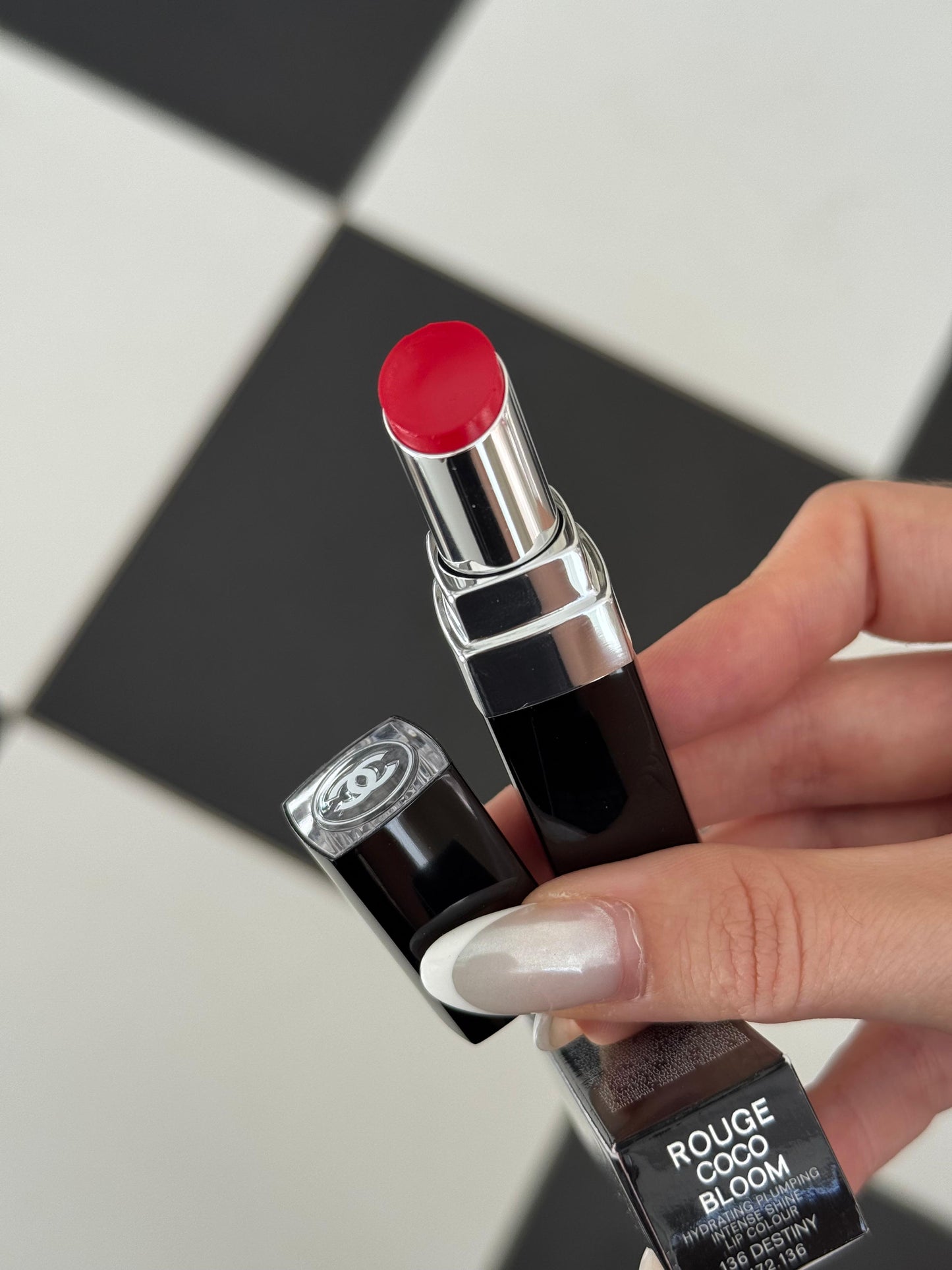 CHANEL Rouge Coco Bloom (136)
Hydrating Plumping Intense Shine Lipstick