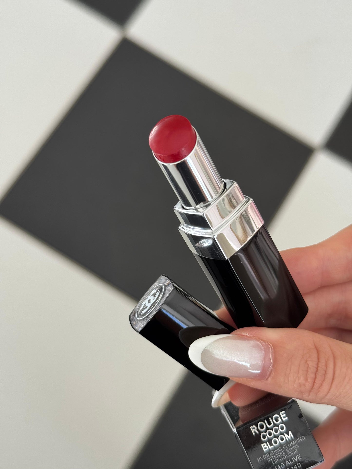 CHANEL Rouge Coco Bloom (140)
Hydrating Plumping Intense Shine Lipstick