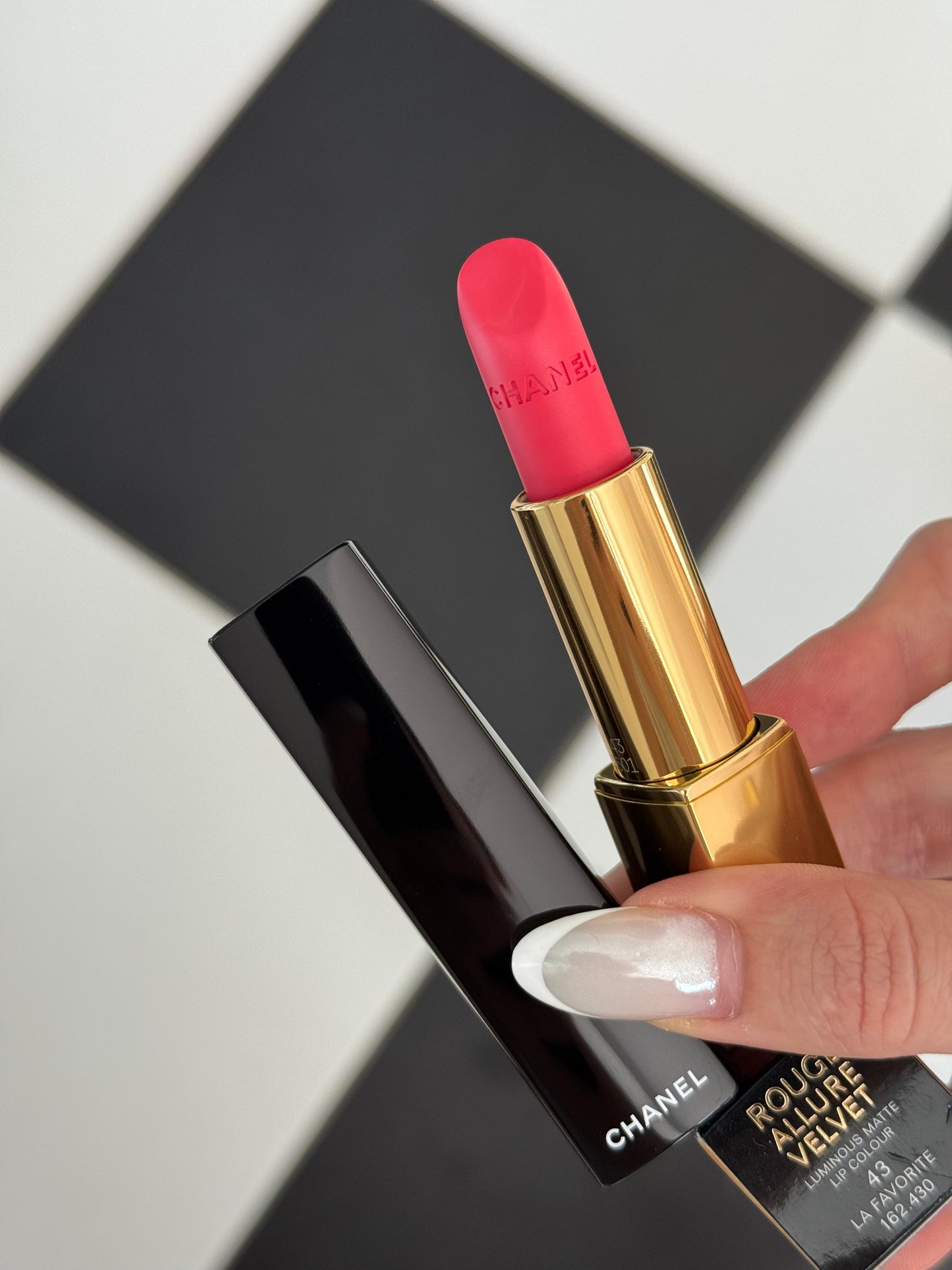 CHANEL Rouge Allure Velvet (43)
Luminous Matte Lipstick