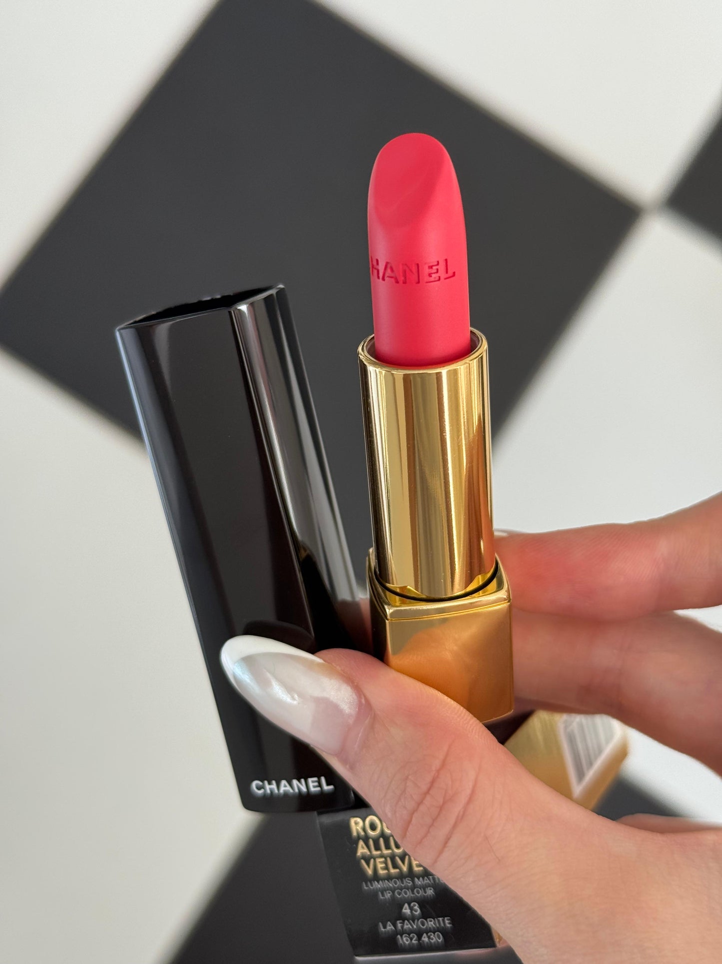 CHANEL Rouge Allure Velvet (43)
Luminous Matte Lipstick