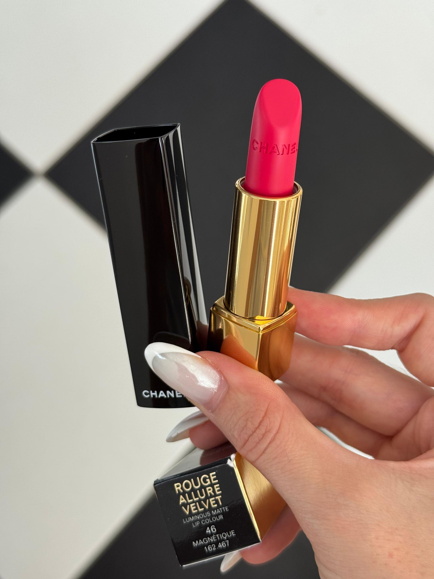 CHANEL Rouge Allure Velvet (46)
Luminous Matte Lipstick