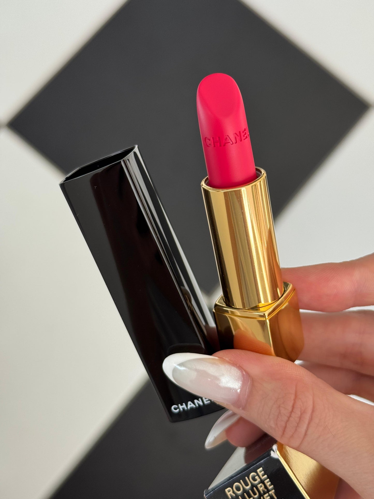 CHANEL Rouge Allure Velvet (46)
Luminous Matte Lipstick