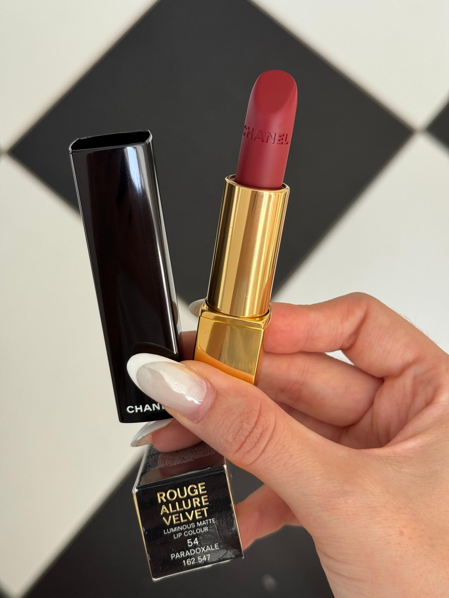 CHANEL Rouge Allure Velvet (54)
Luminous Matte Lipstick