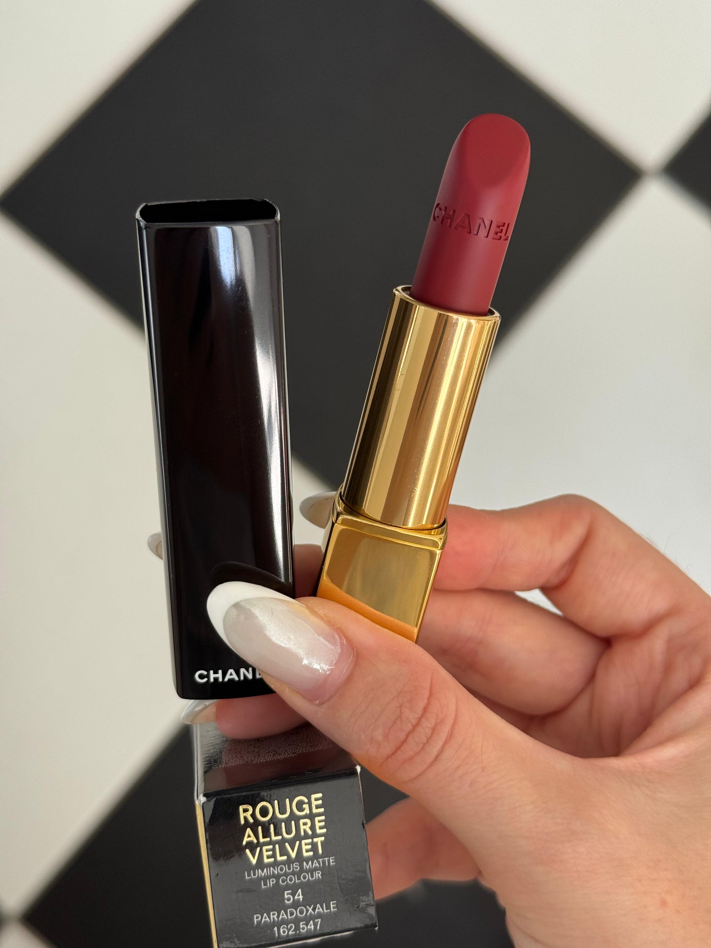 CHANEL Rouge Allure Velvet (54)
Luminous Matte Lipstick