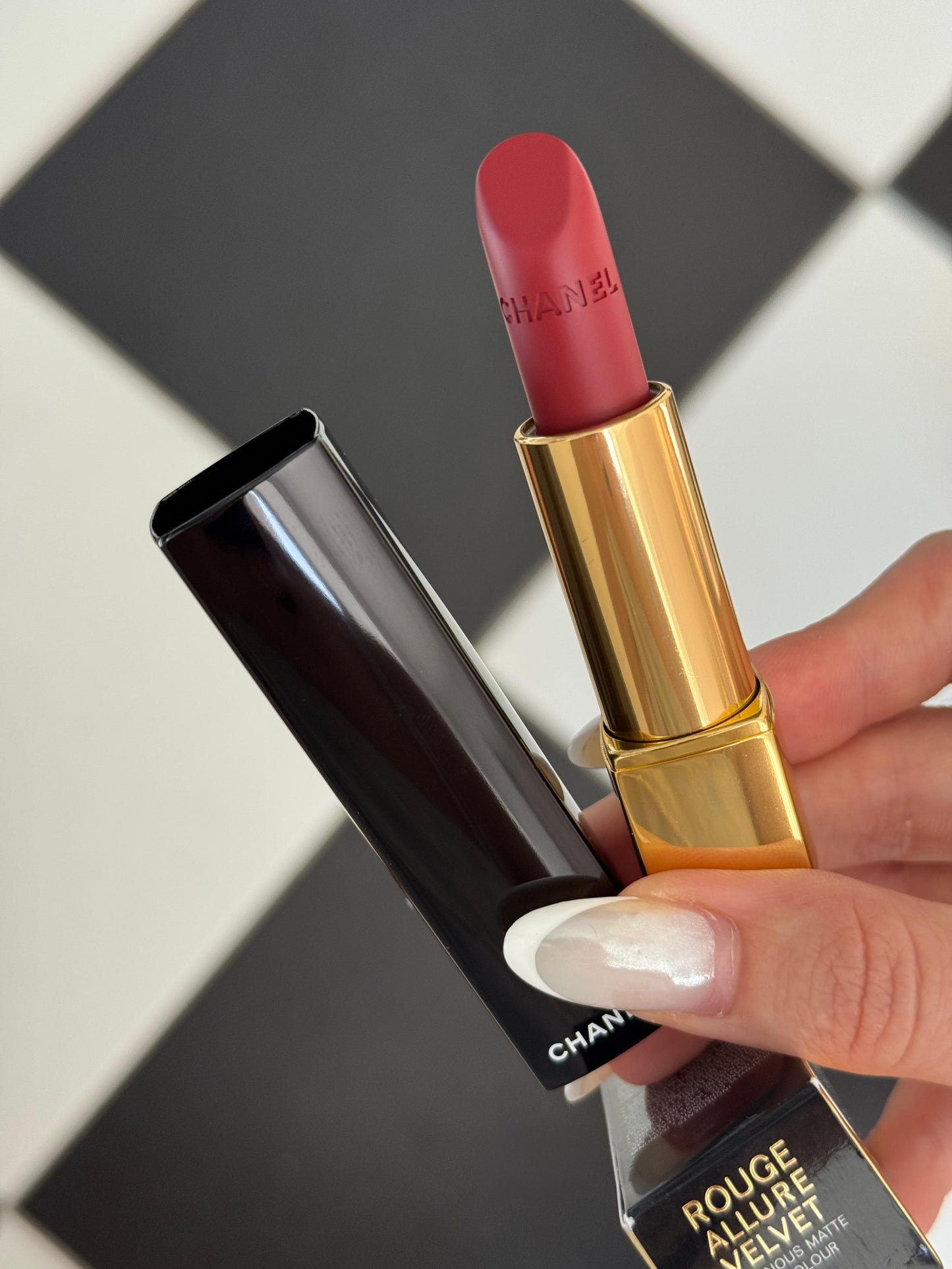 CHANEL Rouge Allure Velvet (54)
Luminous Matte Lipstick
