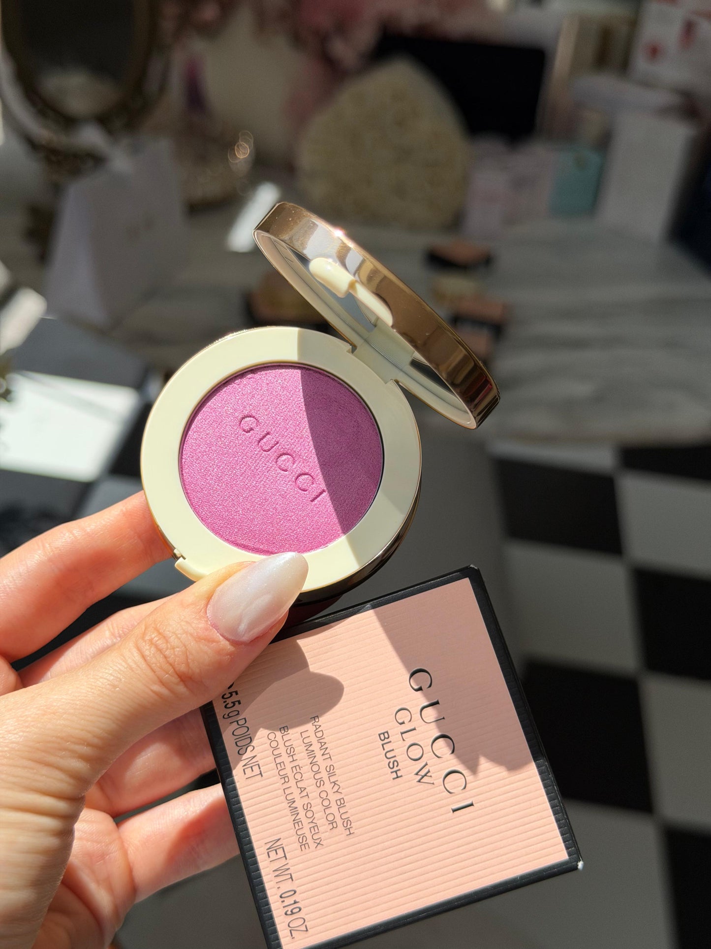 GUCCI Glow Blush (01)
Radiant Silky Luminous Color