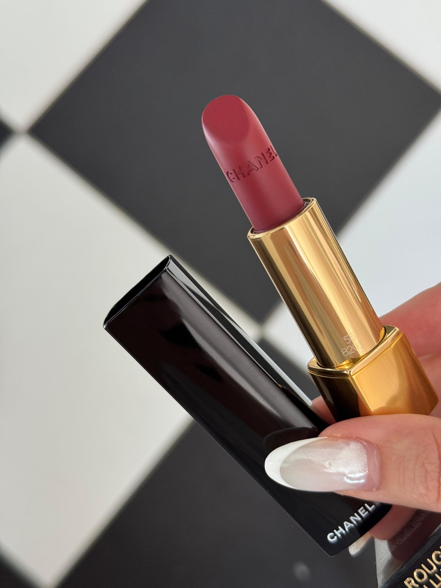 CHANEL Rouge Allure Velvet (55)
Luminous Matte Lipstick