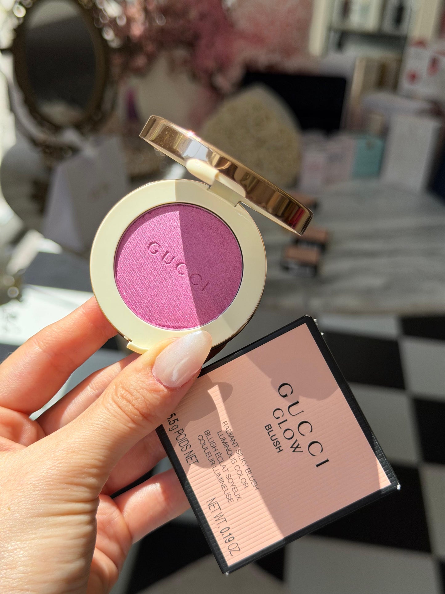 GUCCI Glow Blush (01)
Radiant Silky Luminous Color
