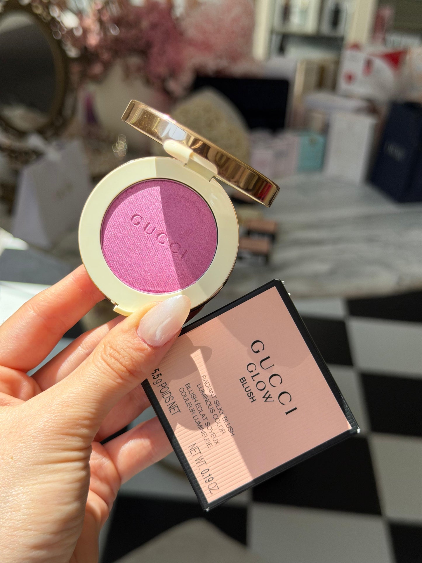 GUCCI Glow Blush (01)
Radiant Silky Luminous Color