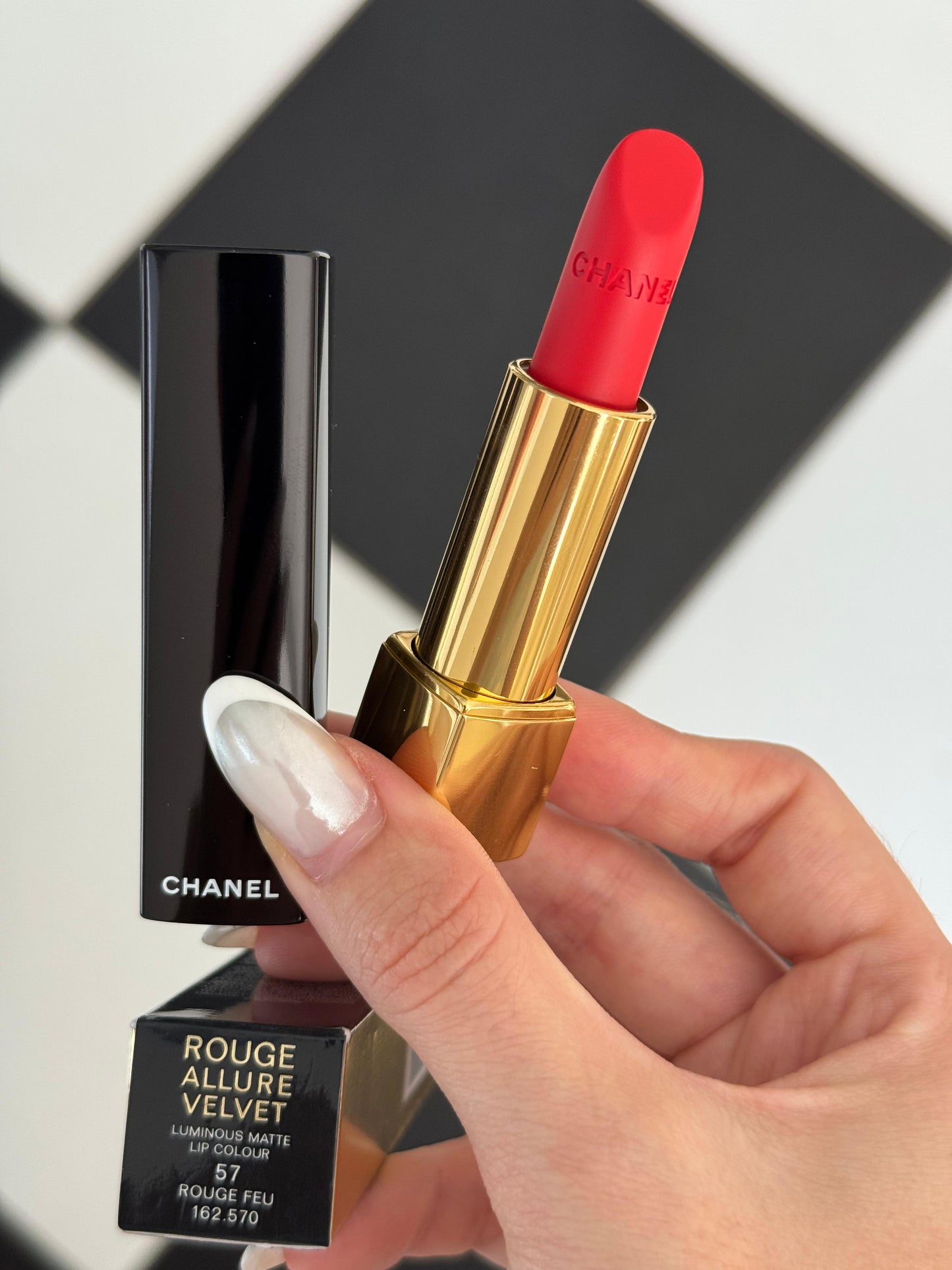 CHANEL Rouge Allure Velvet (57)
Luminous Matte Lipstick